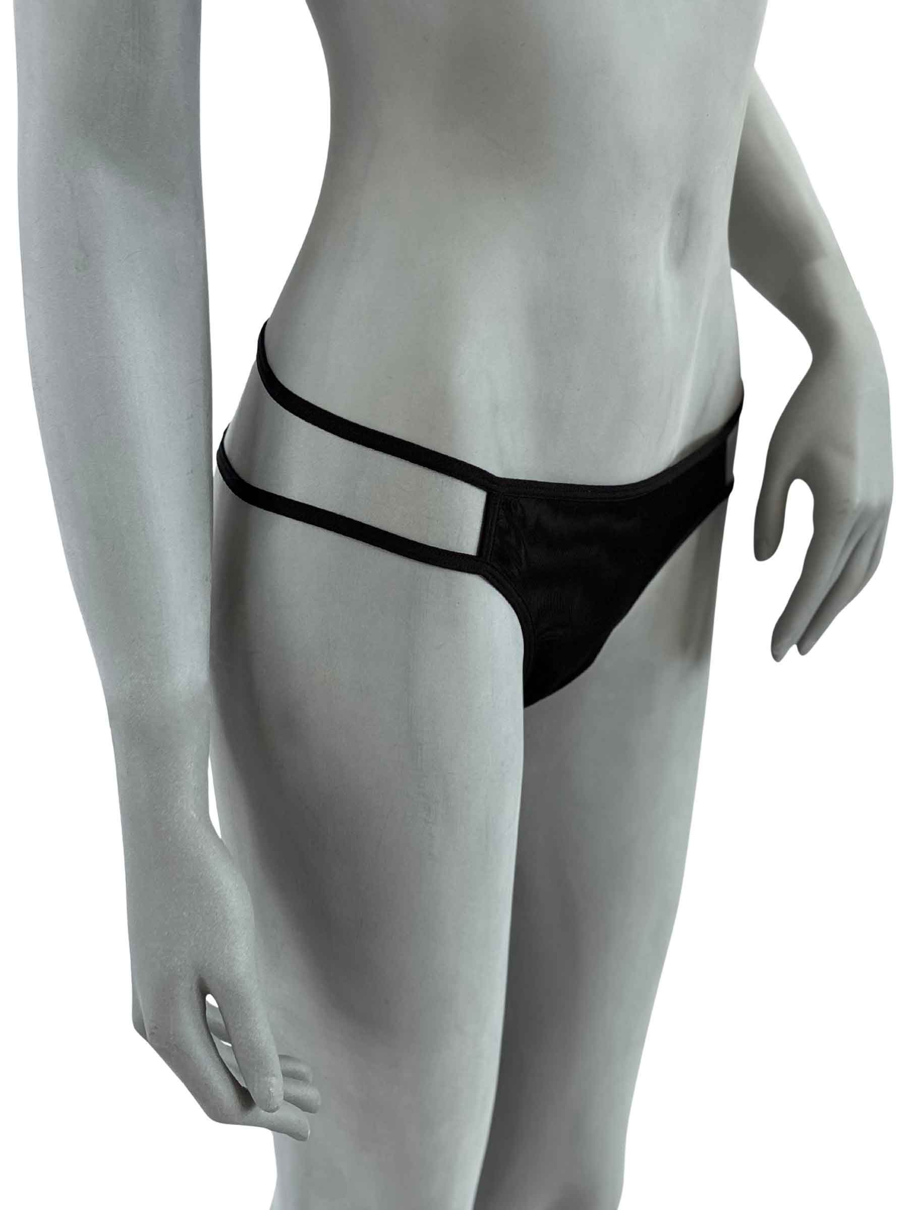 Calcinha Tracey em tecido preto com tiras e recorte lateral, vista frontal, lingerie artesanal minimalista da Cisô Atelier