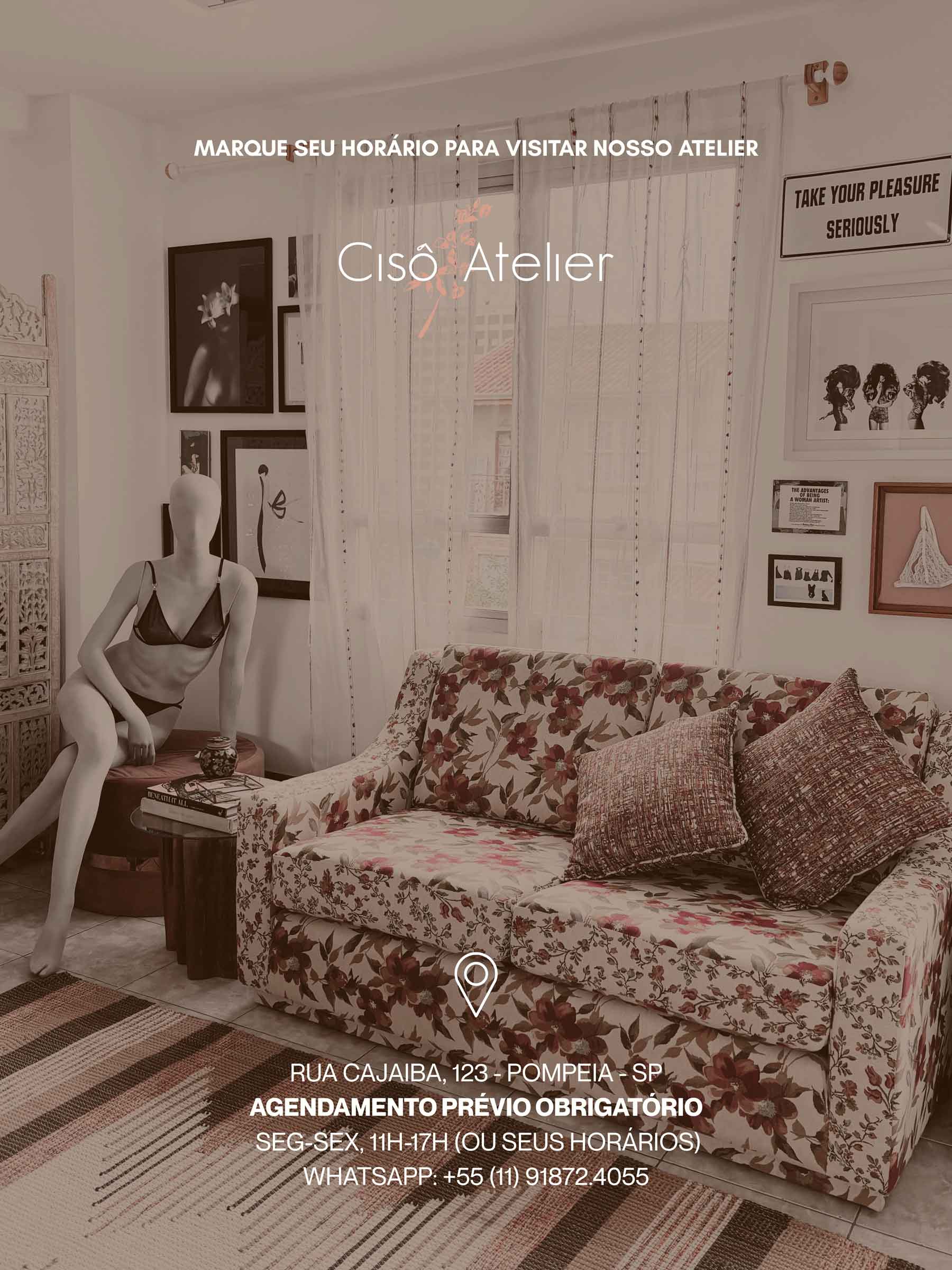 Interior do Atelier Cisô em Pompeia com sofá floral, manequim exibindo lingerie, arte na parede e texto 'Marque seu horário para visitar nosso atelier', localização e WhatsApp para agendamento