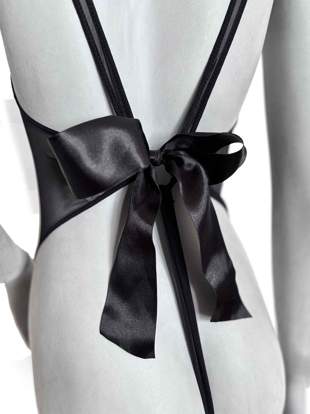 Close-up do laço de cetim preto do body Beatriz, detalhe artesanal da lingerie Ciso Atelier