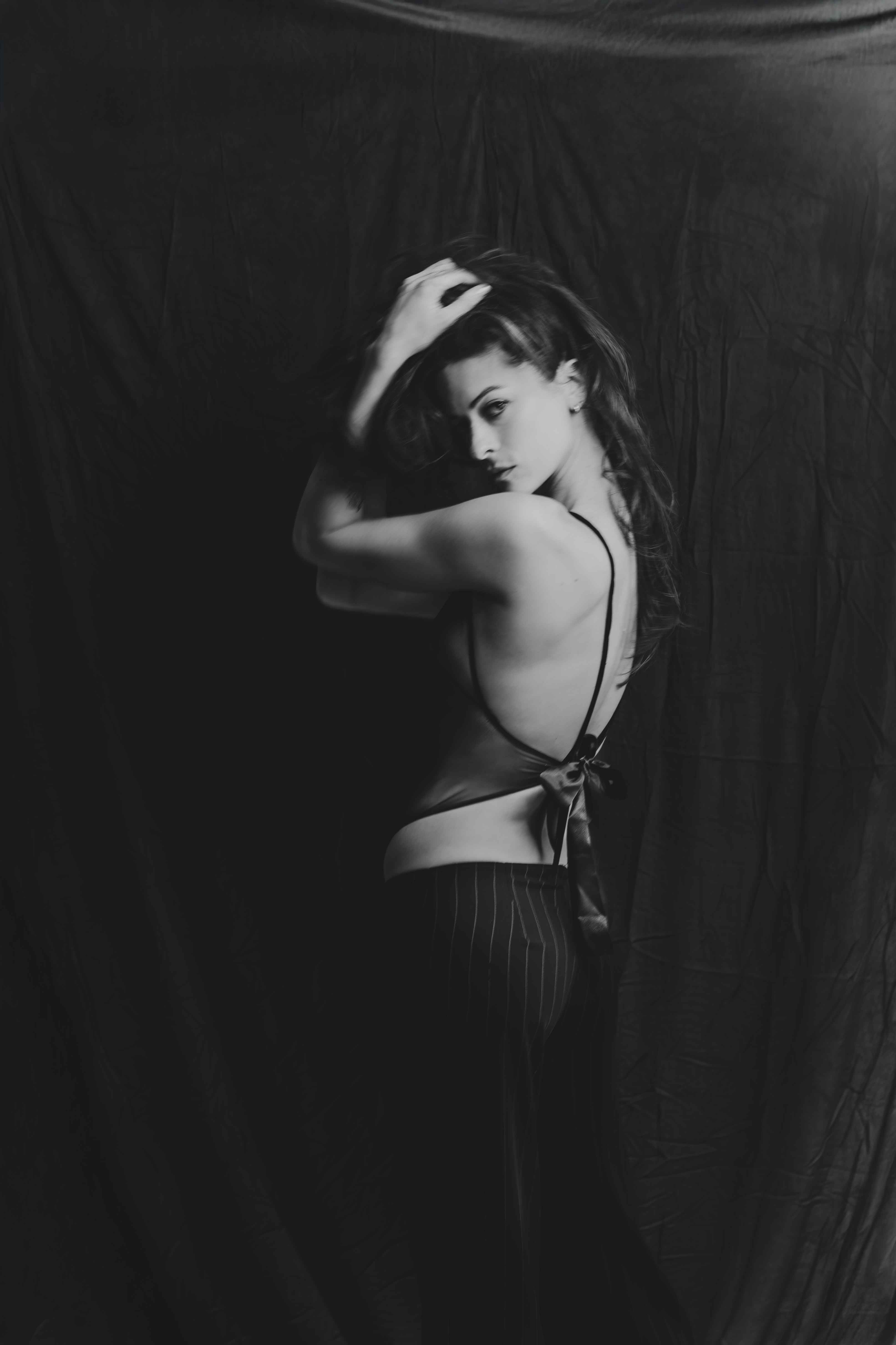 Body Beatriz Cisô em fotografia editorial preto e branco, destaque para o laço de cetim nas costas