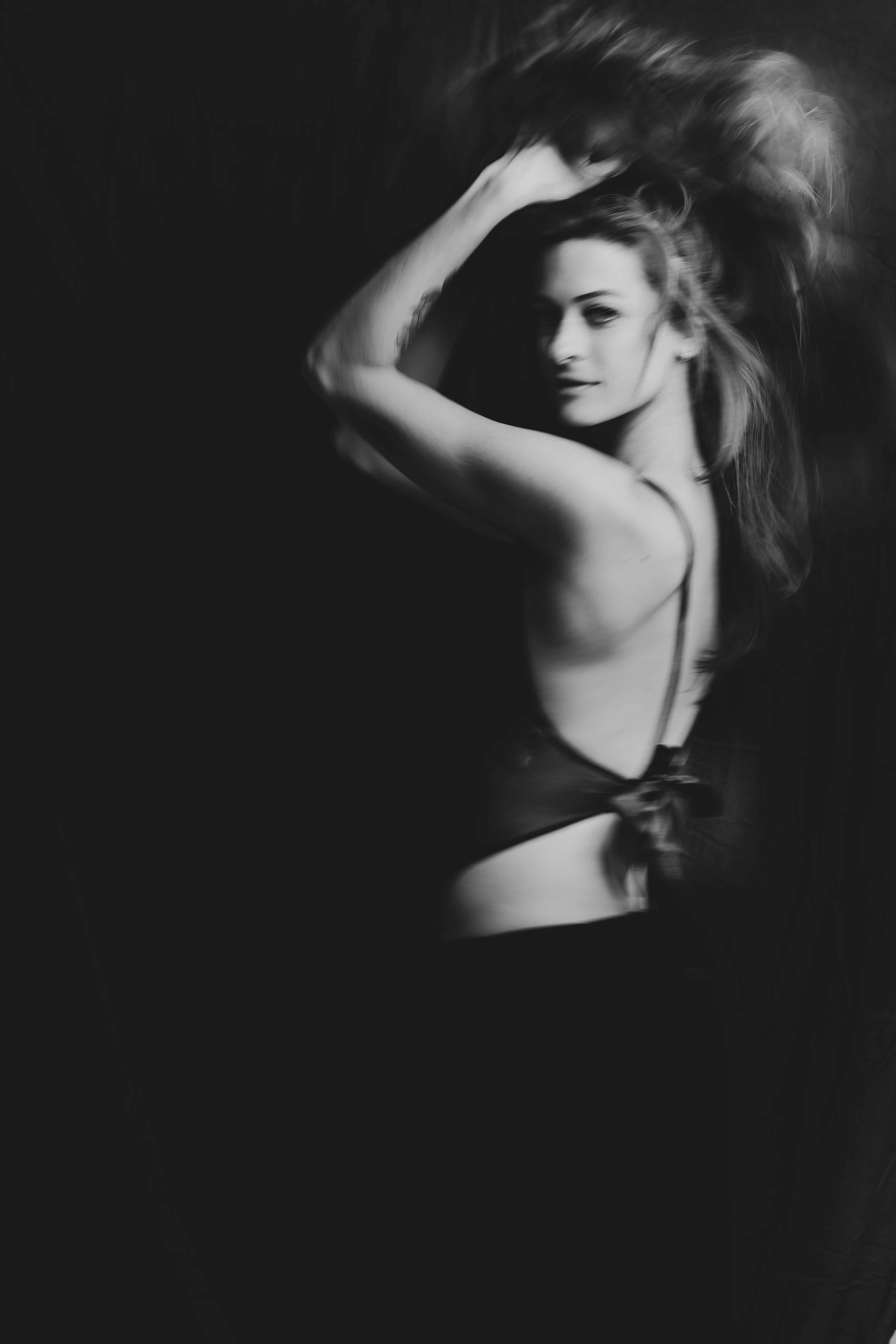 Body Beatriz Cisô em fotografia editorial preto e branco, destaque para o laço de cetim nas costas