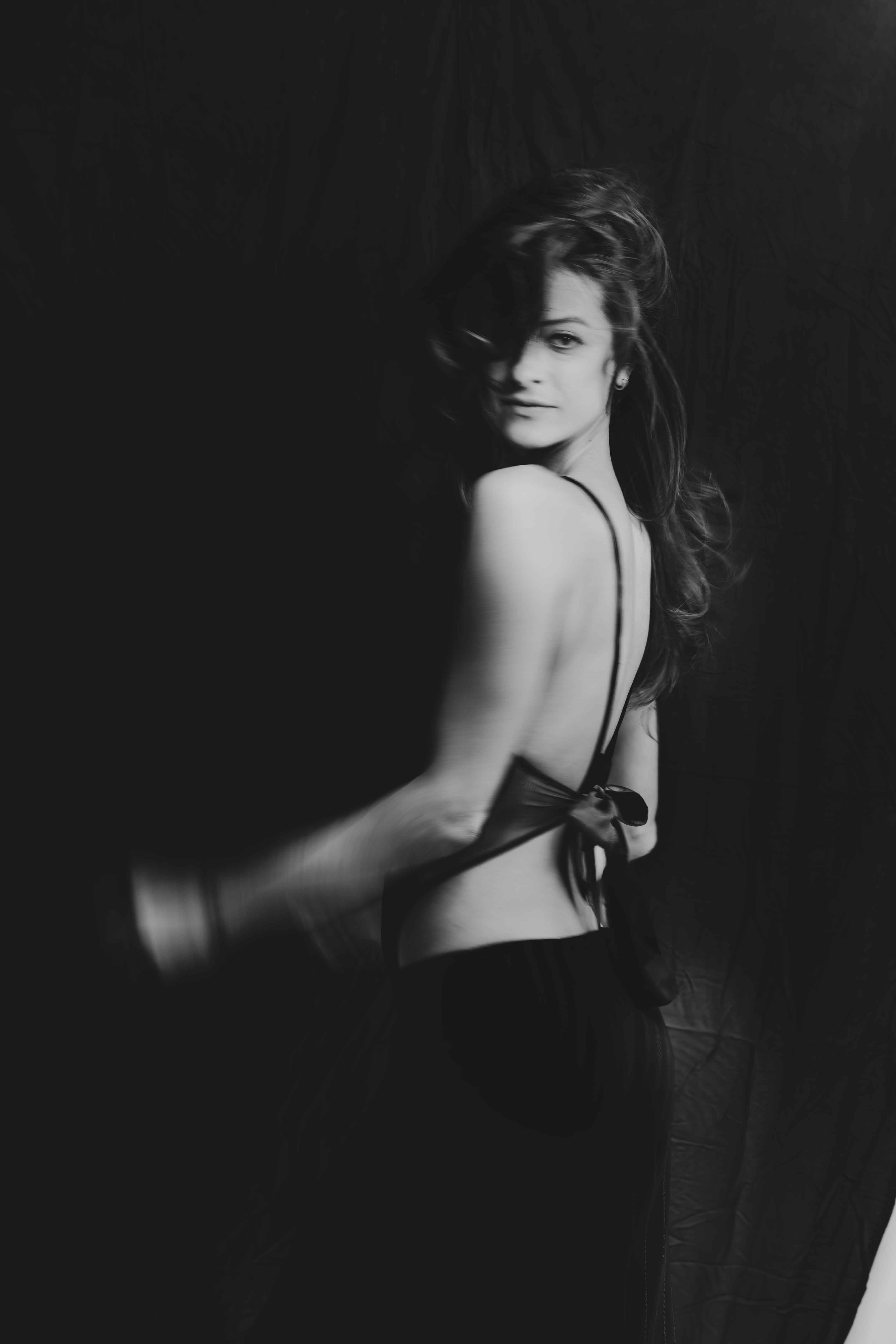 Body Beatriz Cisô em fotografia editorial preto e branco, movimento e feminilidade, For Lovers collection