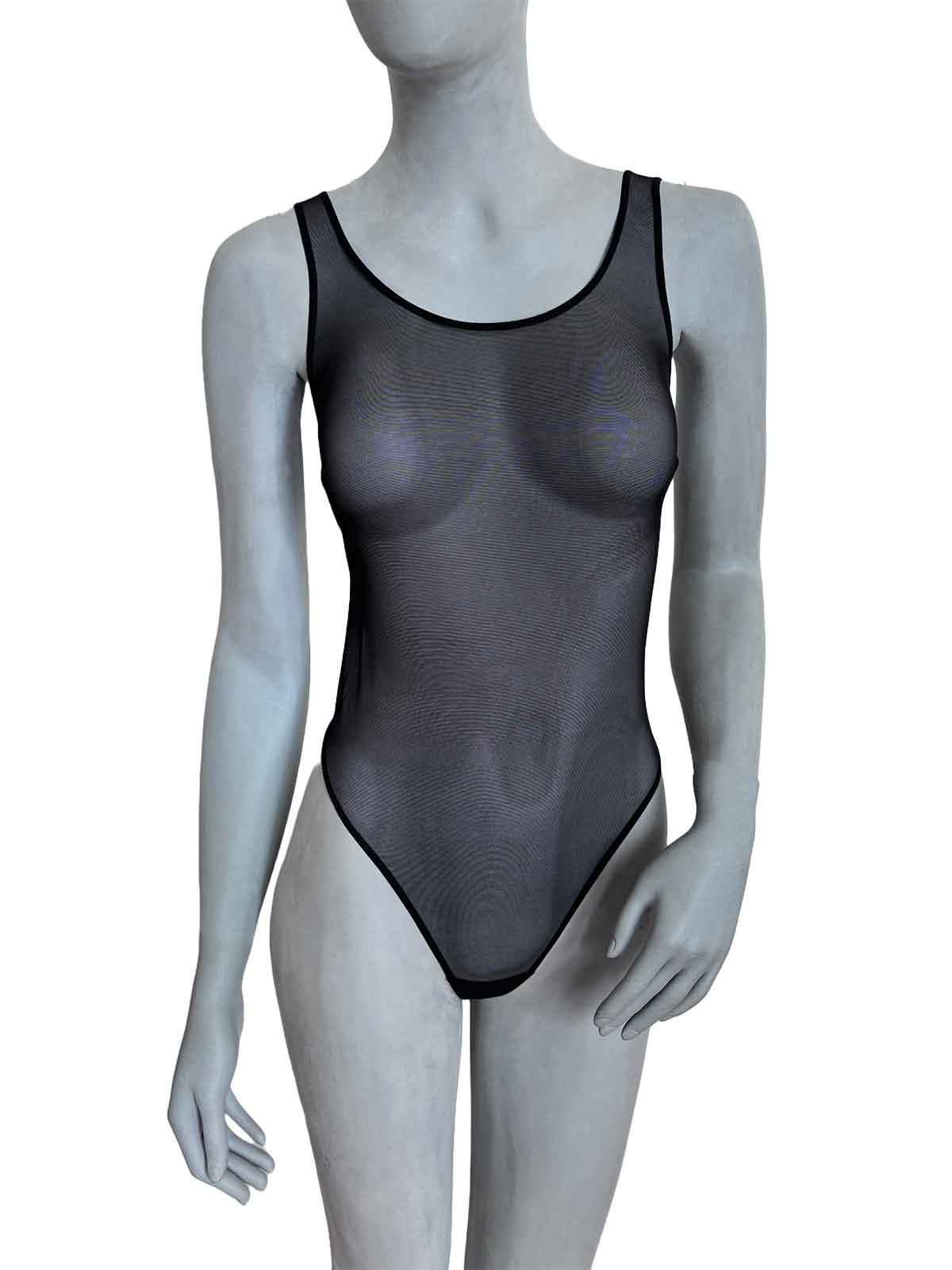 Detalhe frontal do body Beatriz Ciso Atelier em tule transparente preto, destaque para o decote e acabamento artesanal.