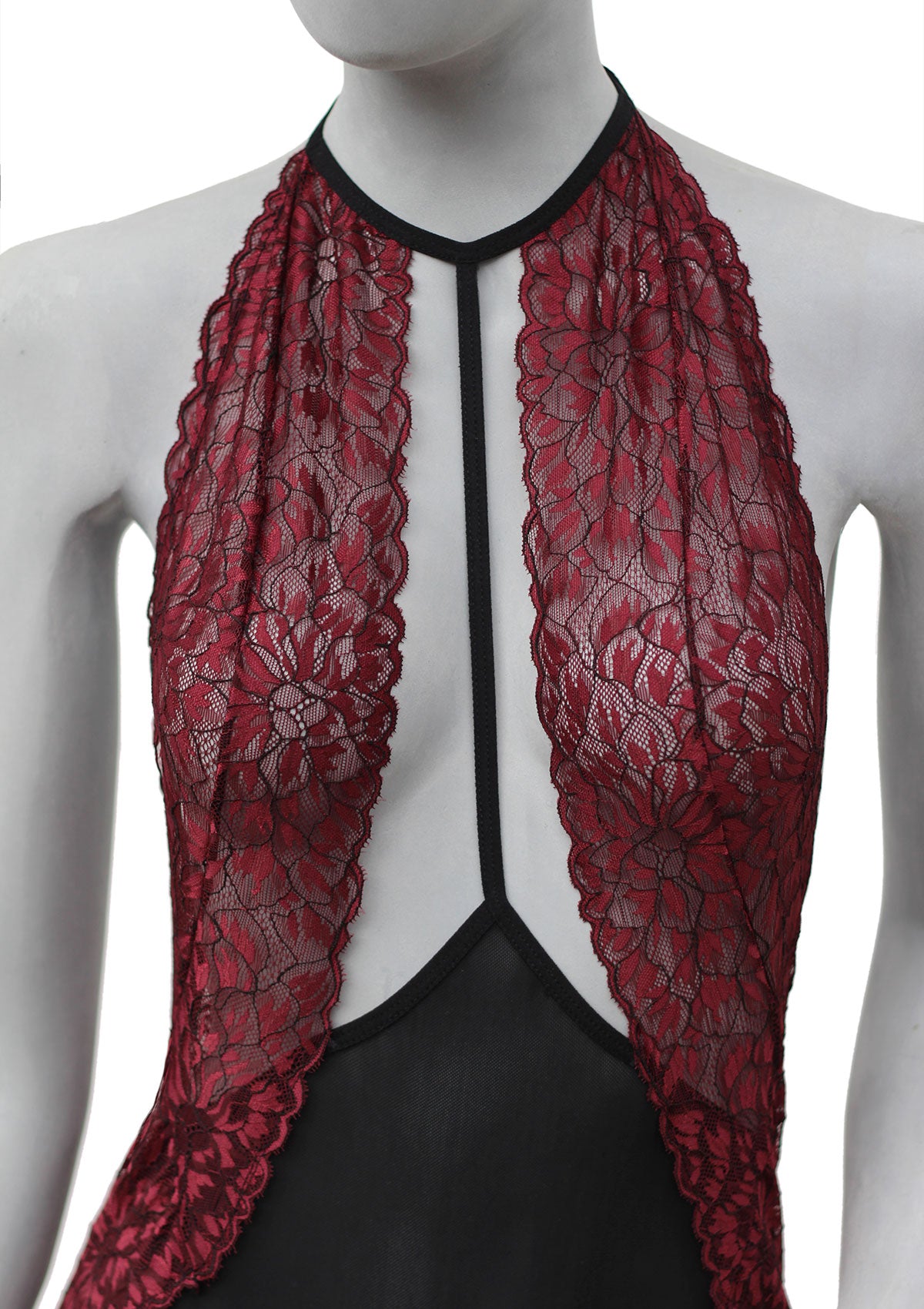 Body Chica Cisô em renda vinho com decote profundo e detalhe preto central, vista frontal close-up