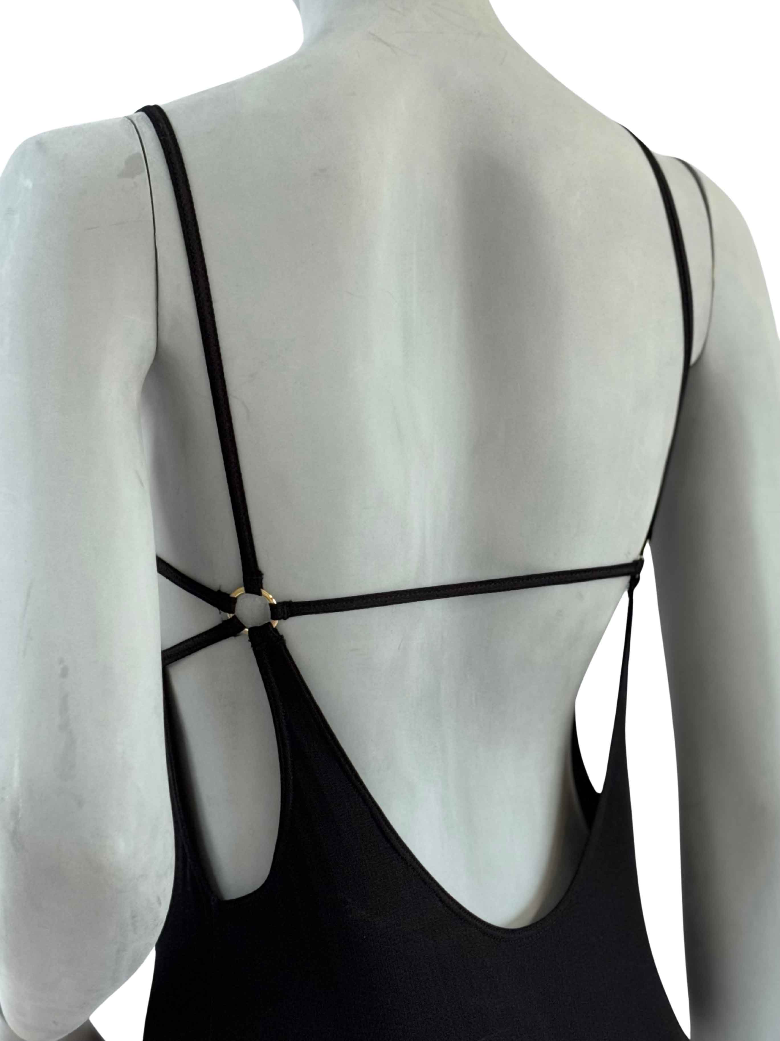 Costas do body Cleopatra Cisô em preto com elásticos e argolas, decote profundo, lingerie artesanal