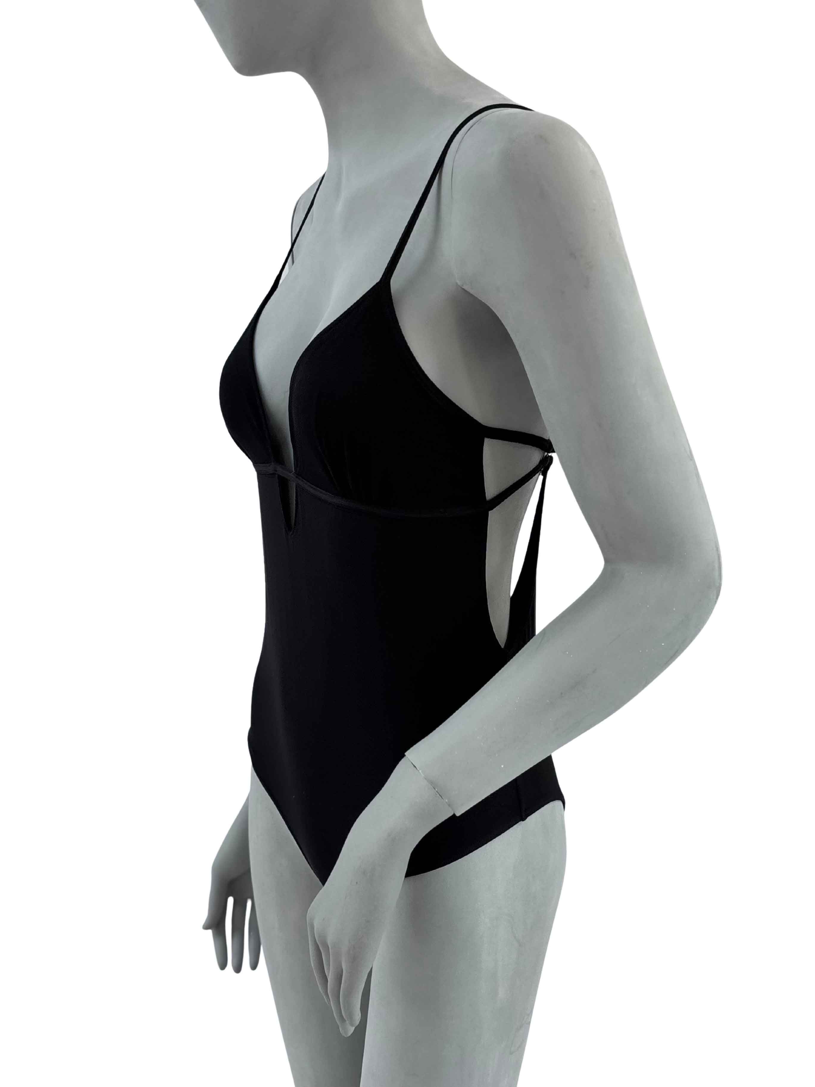 Vista lateral do body Cleopatra Cisô em preto, destaque para recortes estratégicos e design minimalista