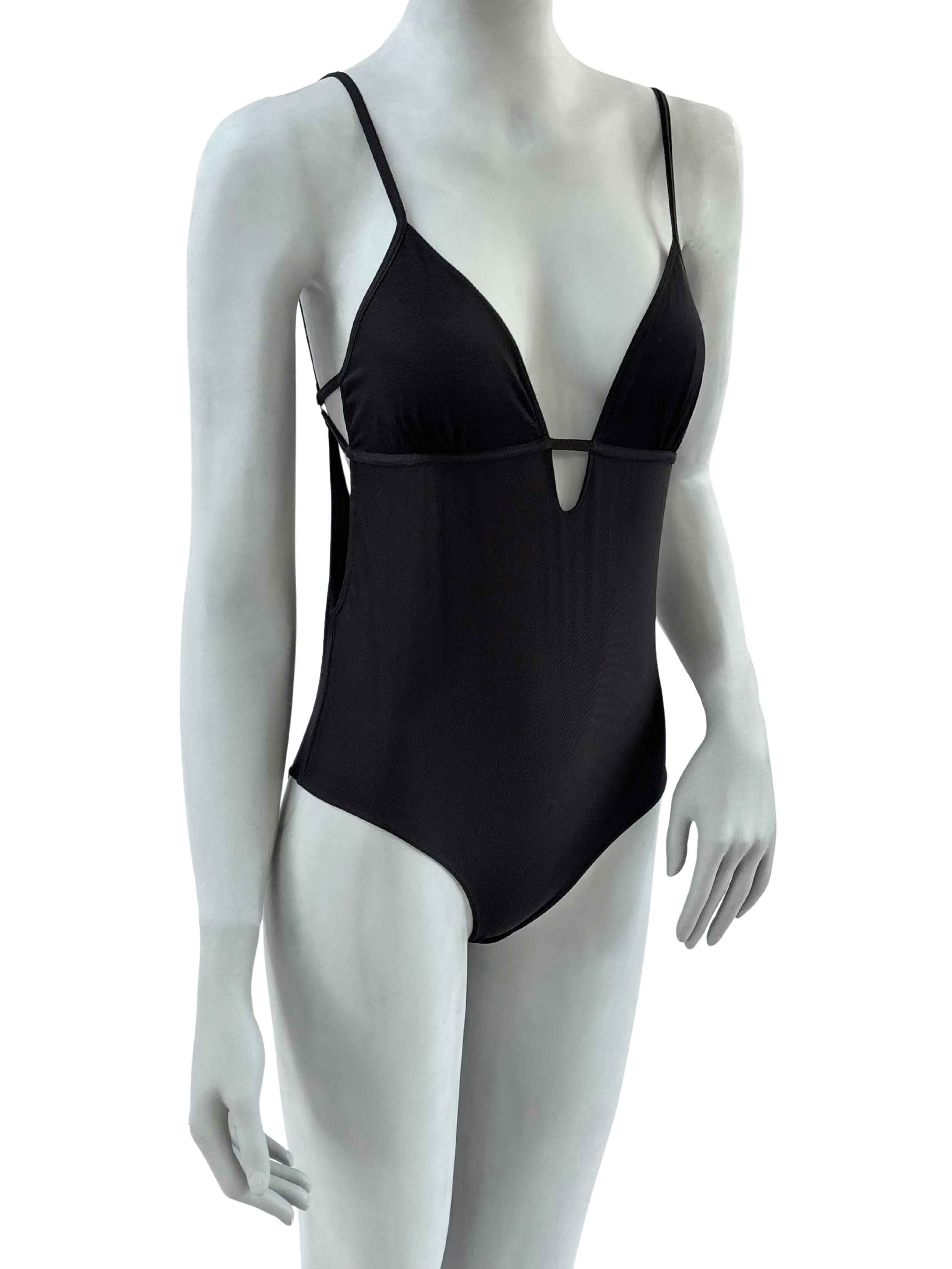 Body Cleopatra Cisô em preto com decote profundo em V e recortes laterais, vista frontal e lateral