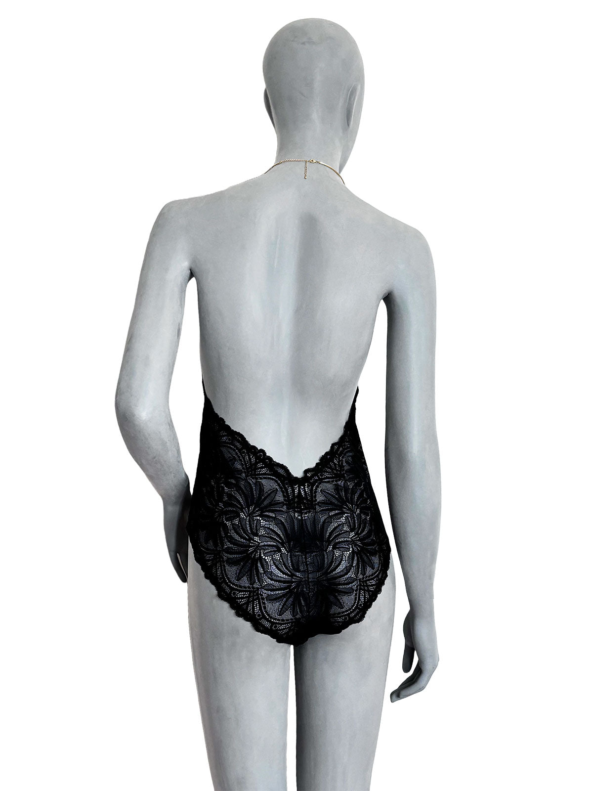 Costas completas do body Flavia Cisô em renda preta com corrente no pescoço e design aberto