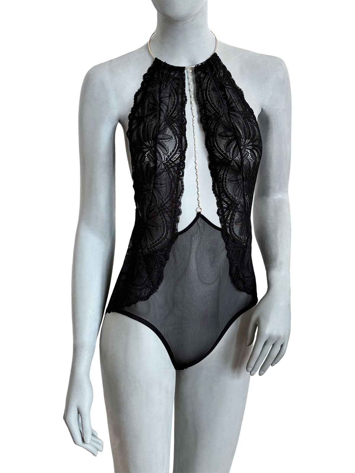 Body Flavia Cisô em renda preta e tule transparente com halter neck, corrente central e design elegante, vista frontal completa
