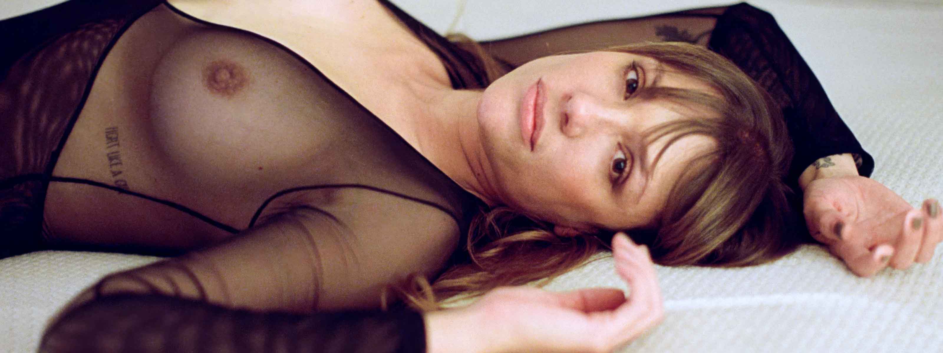 Body Maud Cisô Atelier em tule preto transparente com renda, banner desktop capturando intimidade e elegância artesanal