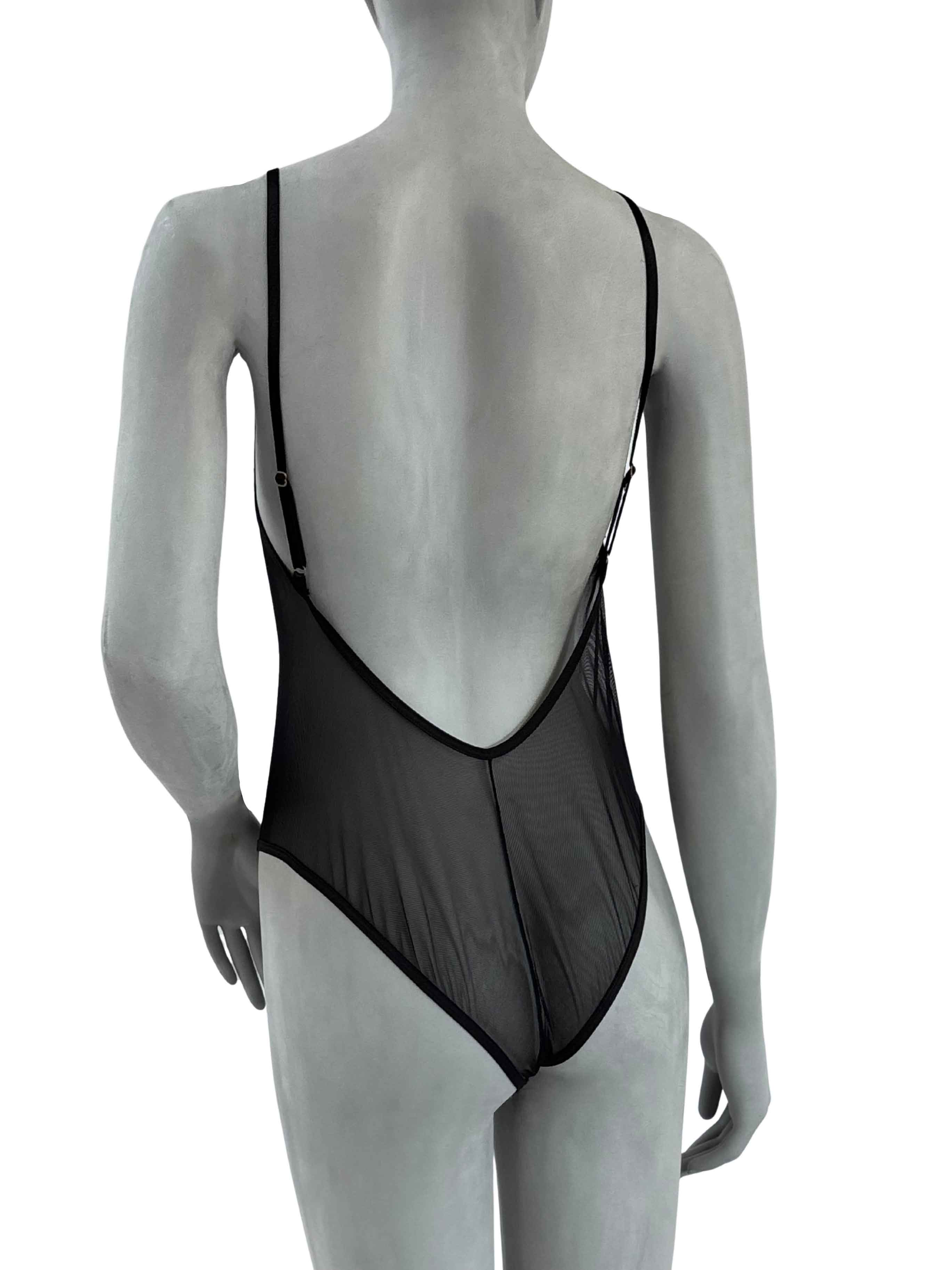 Costas do bodysuit Dorothy Cisô em tule transparente preto com costas abertas e alças finas