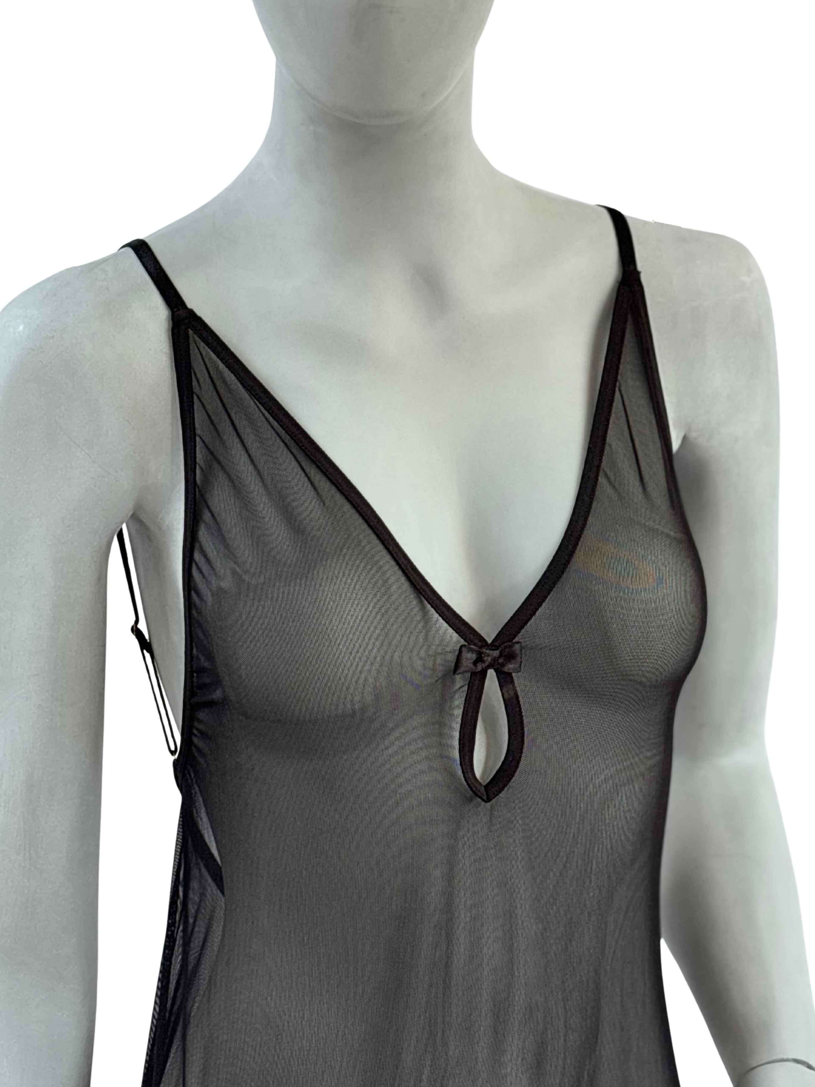 Bodysuit Dorothy Cisô em tule transparente preto com decote em V e detalhe de laço central, vista frontal