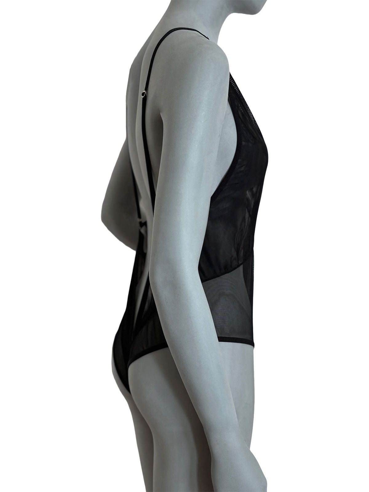 Vista lateral do bodysuit Pietra Cisô em tule transparente preto com recortes estratégicos e design minimalista