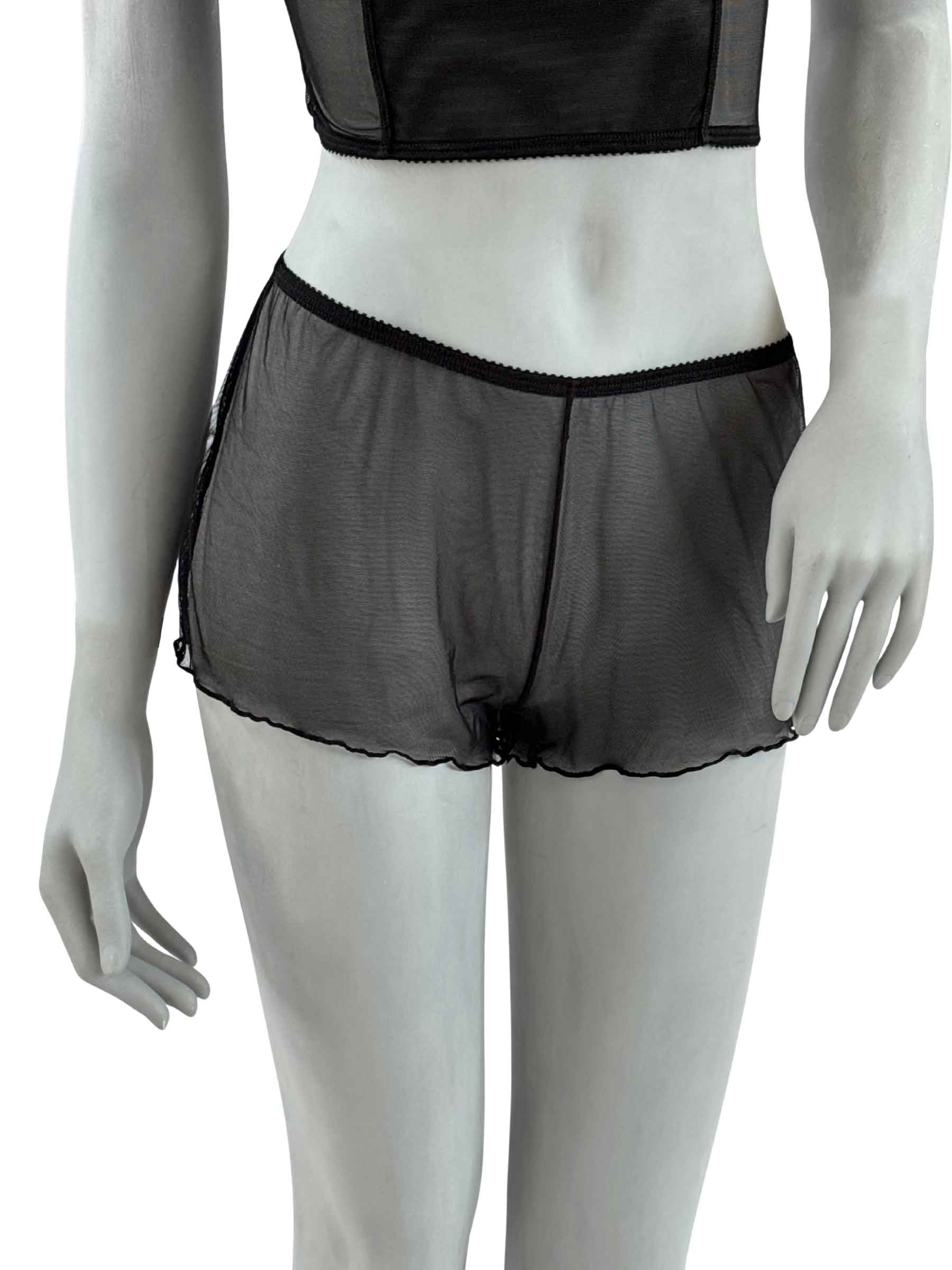 Detalhe frontal da calcinha Angela Cisô em tule transparente preto com babados delicados