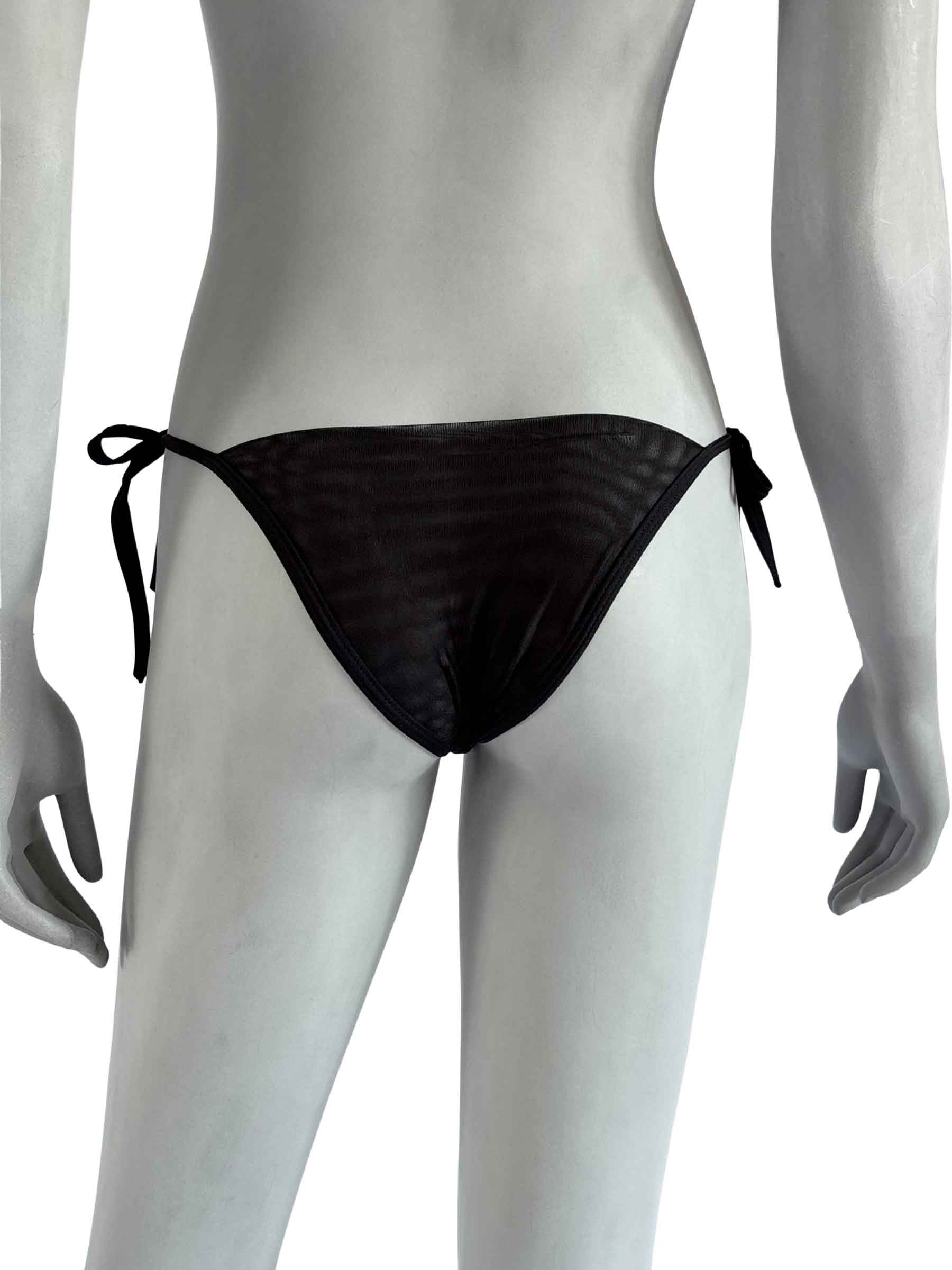 Costas da calcinha Bruna Cisô em tule transparente preto com amarrações laterais, lingerie artesanal