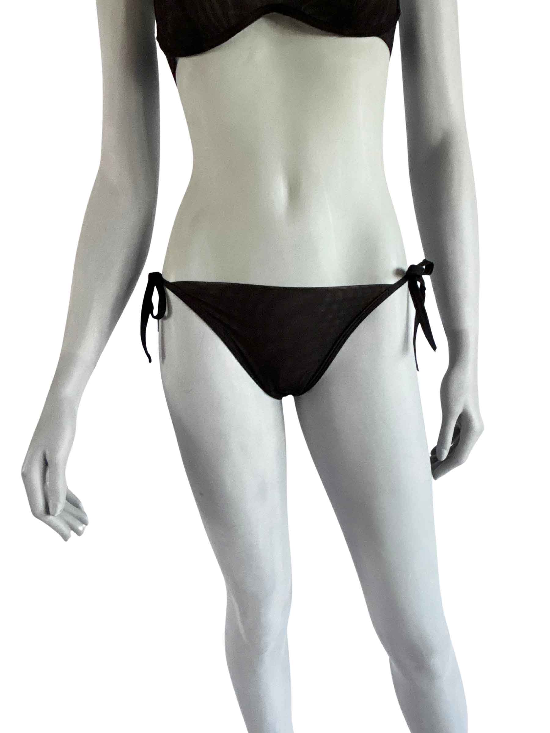 Calcinha Bruna Cisô em tule transparente preto com amarrações laterais, vista frontal completa, lingerie artesanal