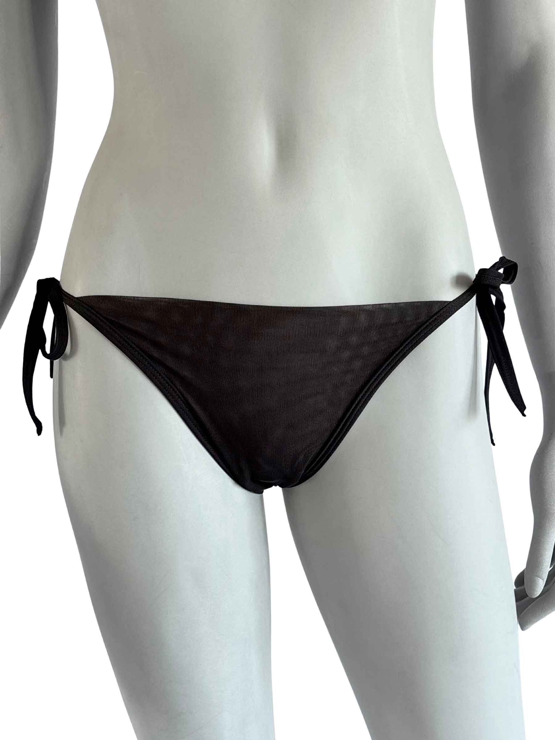 Calcinha Bruna Cisô em tule transparente preto com amarrações laterais, vista frontal