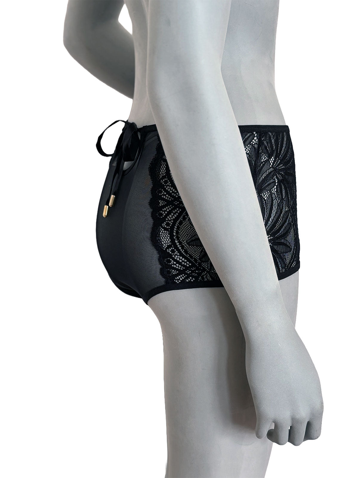 Vista lateral da calcinha Elissa Cisô em renda preta e tule com amarração e detalhes