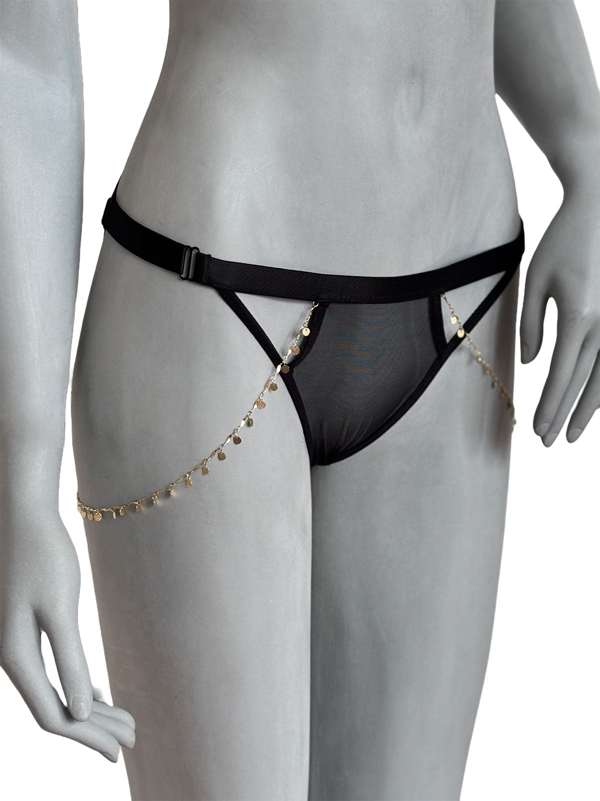 Calcinha preta Emma Cisô Atelier com corrente de ouro 18k e detalhes em microfiber, vista frontal em modelo