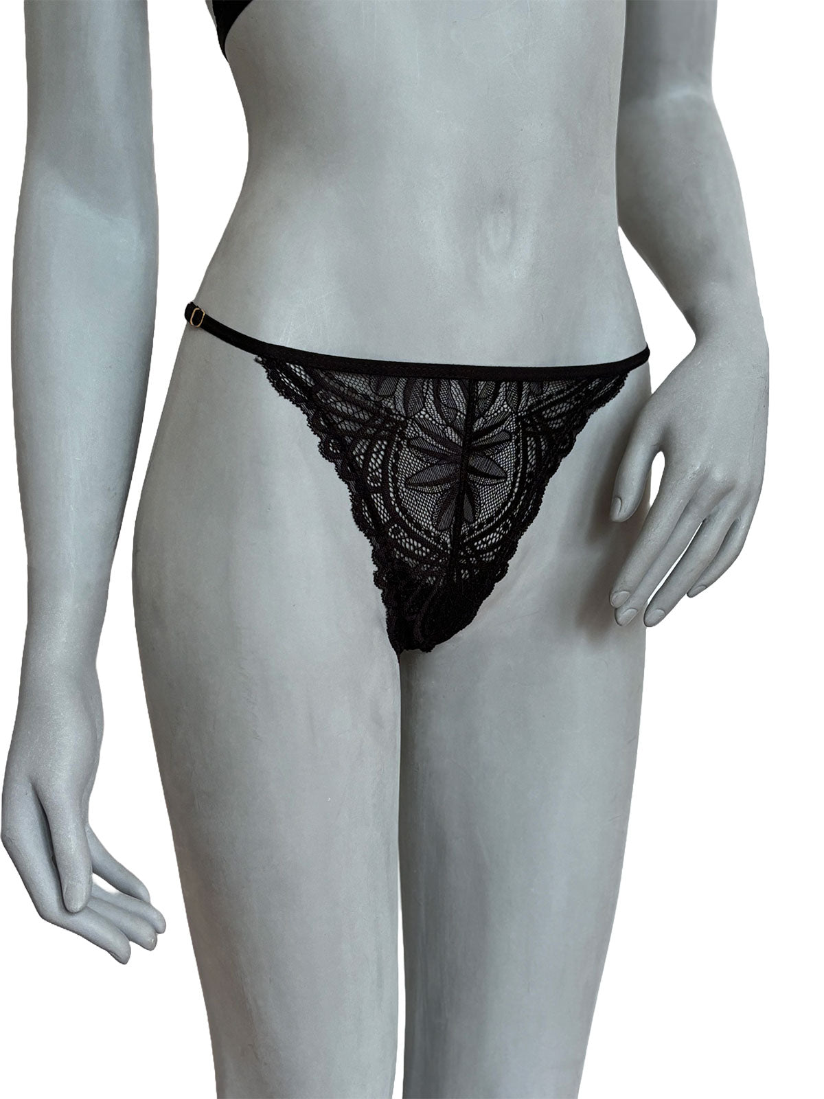 Calcinha Esther em renda preta com padrão geométrico, vista frontal, lingerie artesanal adaptável da Cisô Atelier