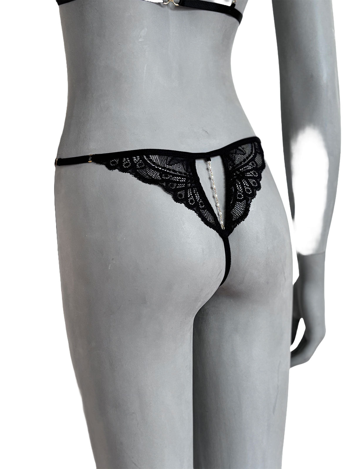 Calcinha Esther em renda preta com padrão geométrico, vista lateral, lingerie artesanal adaptável da Cisô Atelier