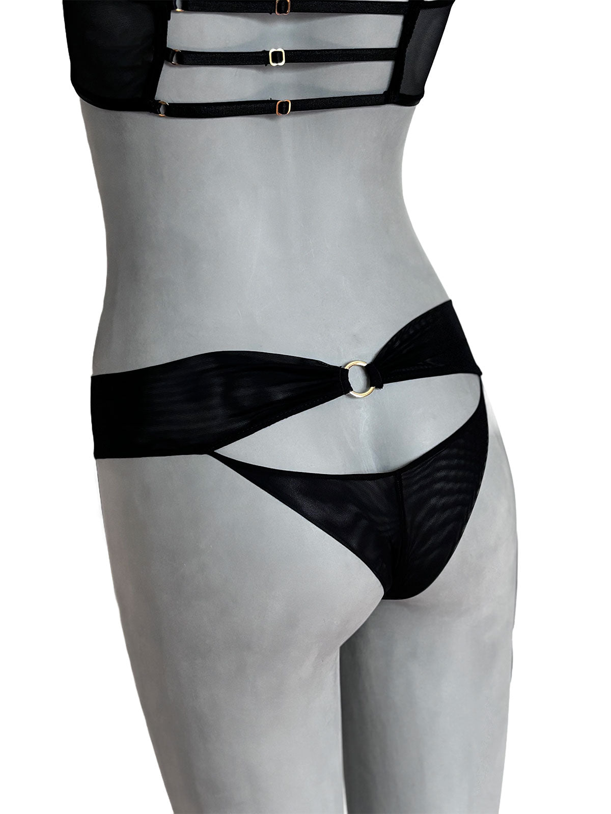 Calcinha Julie em tecido preto com tiras cruzadas e argola metálica, vista frontal, lingerie artesanal statement da Cisô Atelier