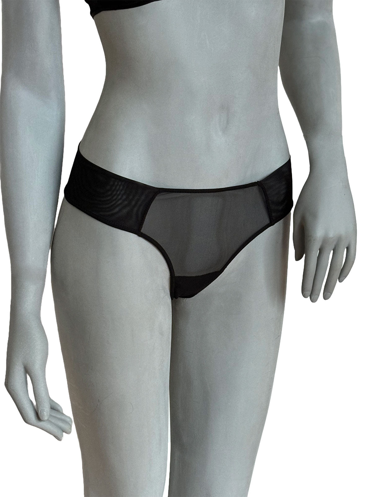 Calcinha Julie em tule preto com recortes laterais, vista frontal, lingerie artesanal sensual da Cisô Atelier