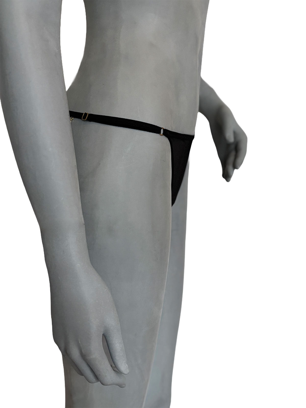 Calcinha Justine em tecido preto com correntes de ouro gypsy, vista lateral, elastico com regulagem, lingerie artesanal luxuosa da Cisô Atelier