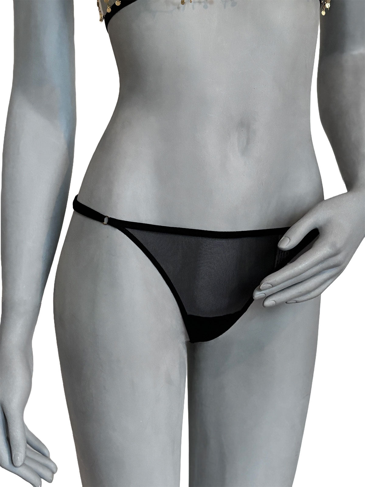 Calcinha Justine em tule preto, vista frontal, lingerie artesanal delicada da Cisô Atelier