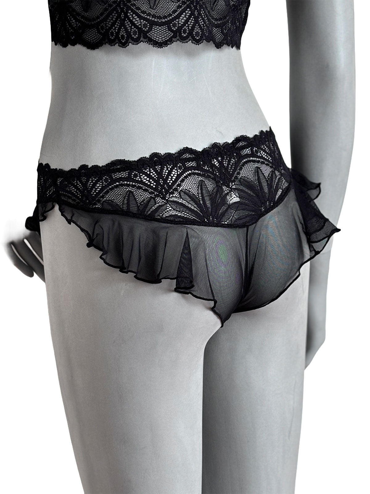 Calcinha Kamila em renda preta com babado, vista de costas, lingerie artesanal delicada da Cisô Atelier