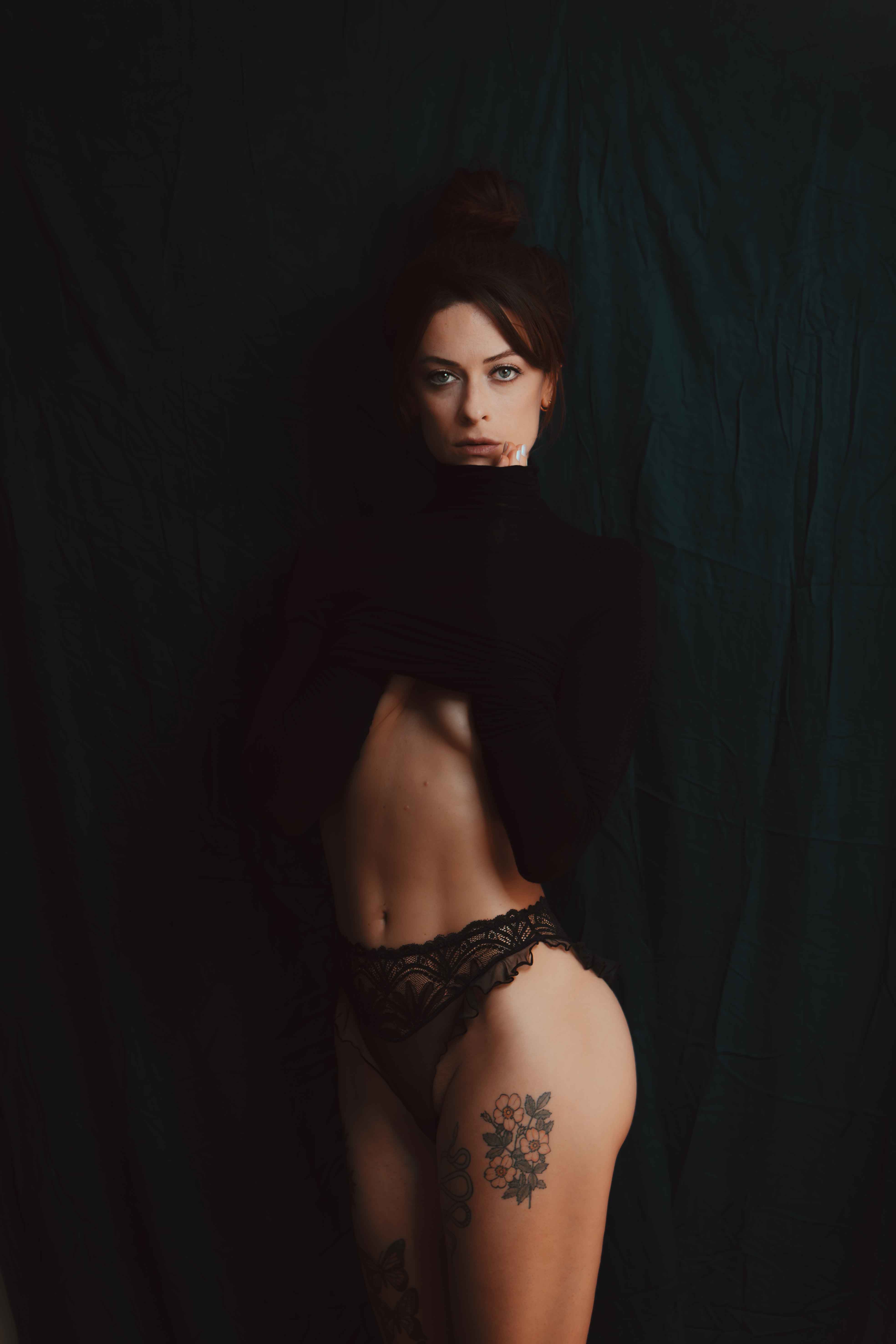 Calcinha Kamila em renda preta com babado, editorial lifestyle, lingerie artesanal romântica da Cisô Atelier