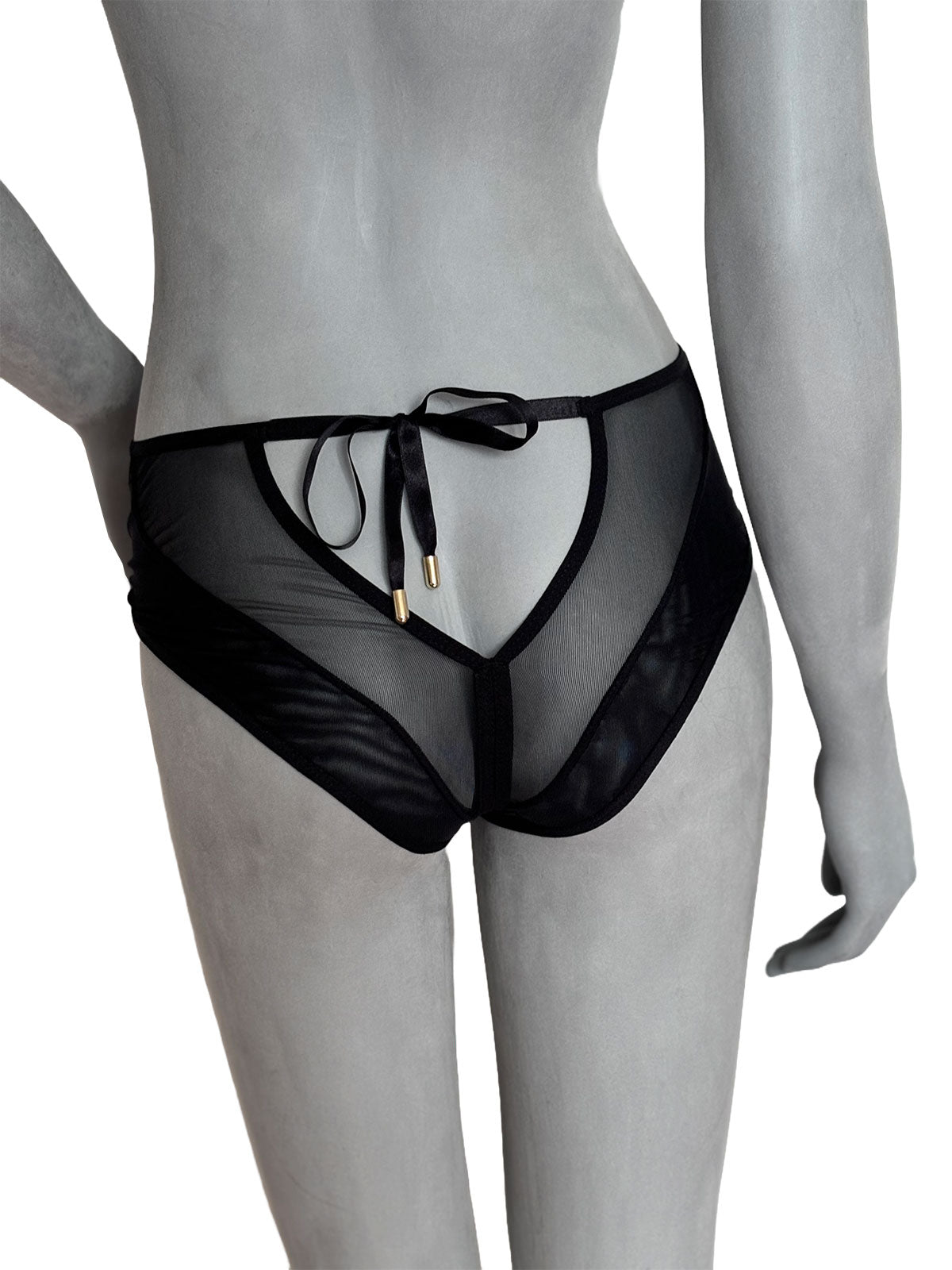 Calcinha Lauren em tule preto com amarração nas costas e detalhe de ponteira dourada, lingerie artesanal sensual da Cisô Atelier