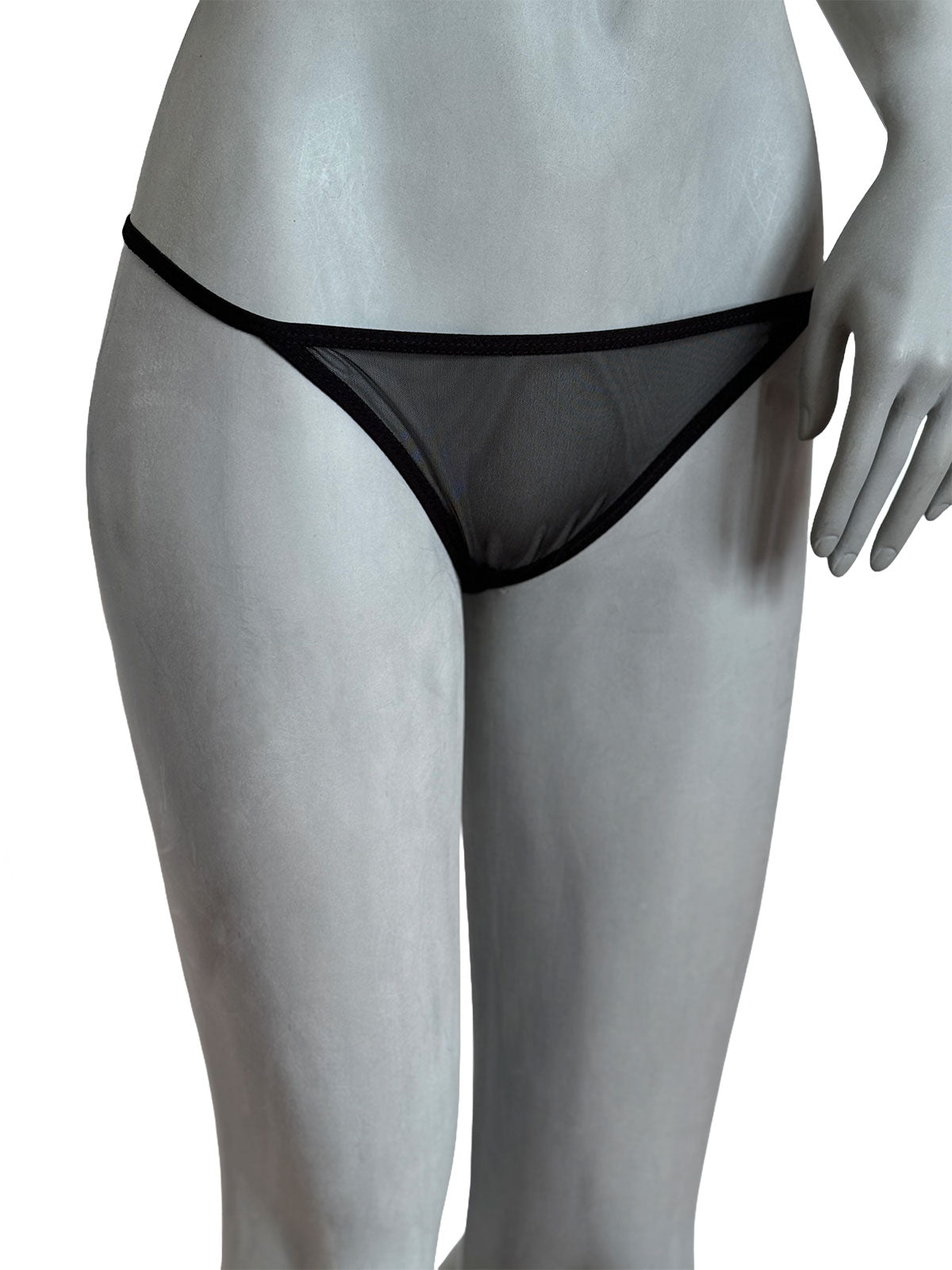 Calcinha Margot em tule preto minimalista, vista frontal, lingerie artesanal elegante da Cisô Atelier