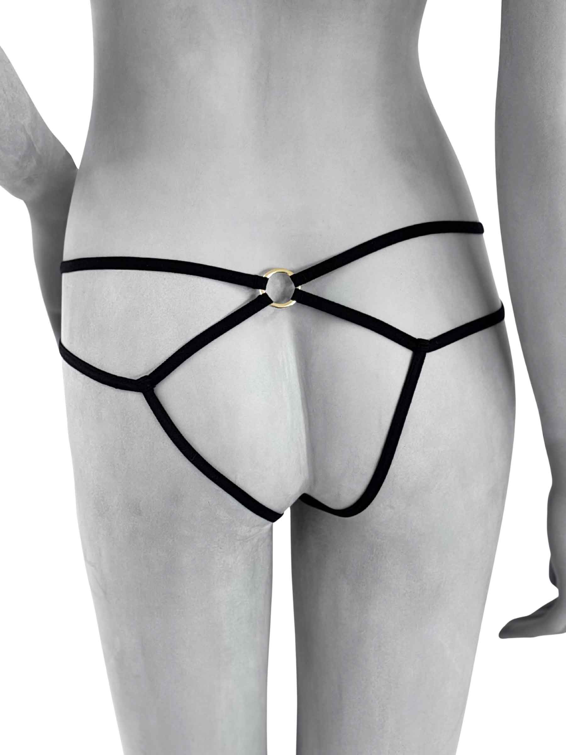 Calcinha Tracey em tecido preto com tiras cruzadas e argola metálica, vista de costas, lingerie artesanal ousada da Cisô Atelier