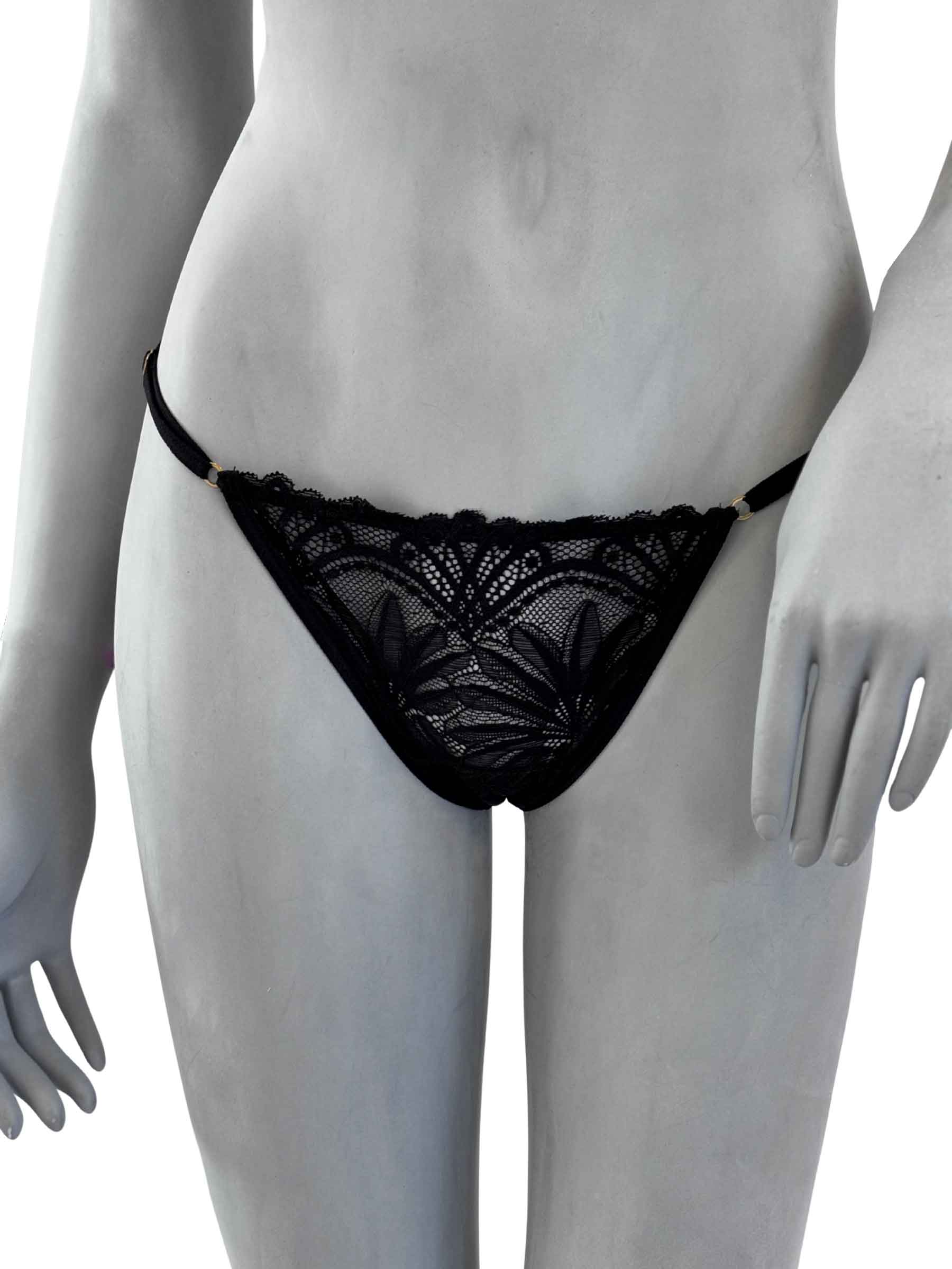 Calcinha Zoe em renda preta com padrão floral, vista frontal, lingerie artesanal romântica da Cisô Atelier