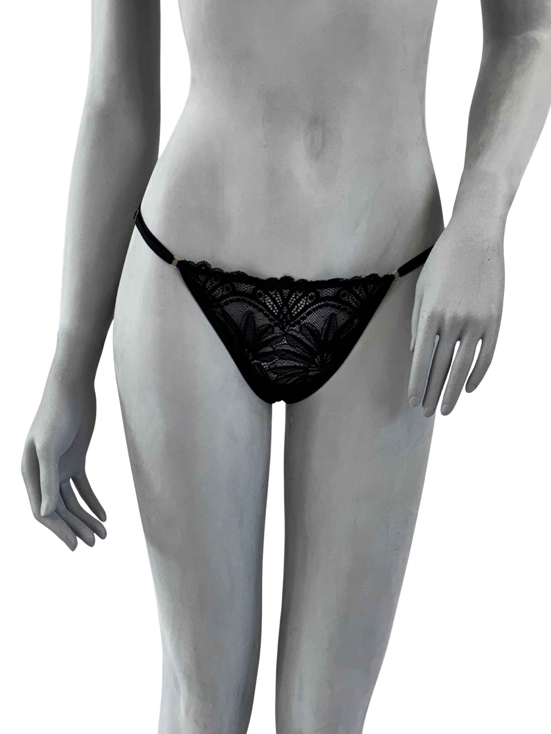 Calcinha Zoe em renda preta com padrão floral, vista frontal, lingerie artesanal delicada da Cisô Atelier