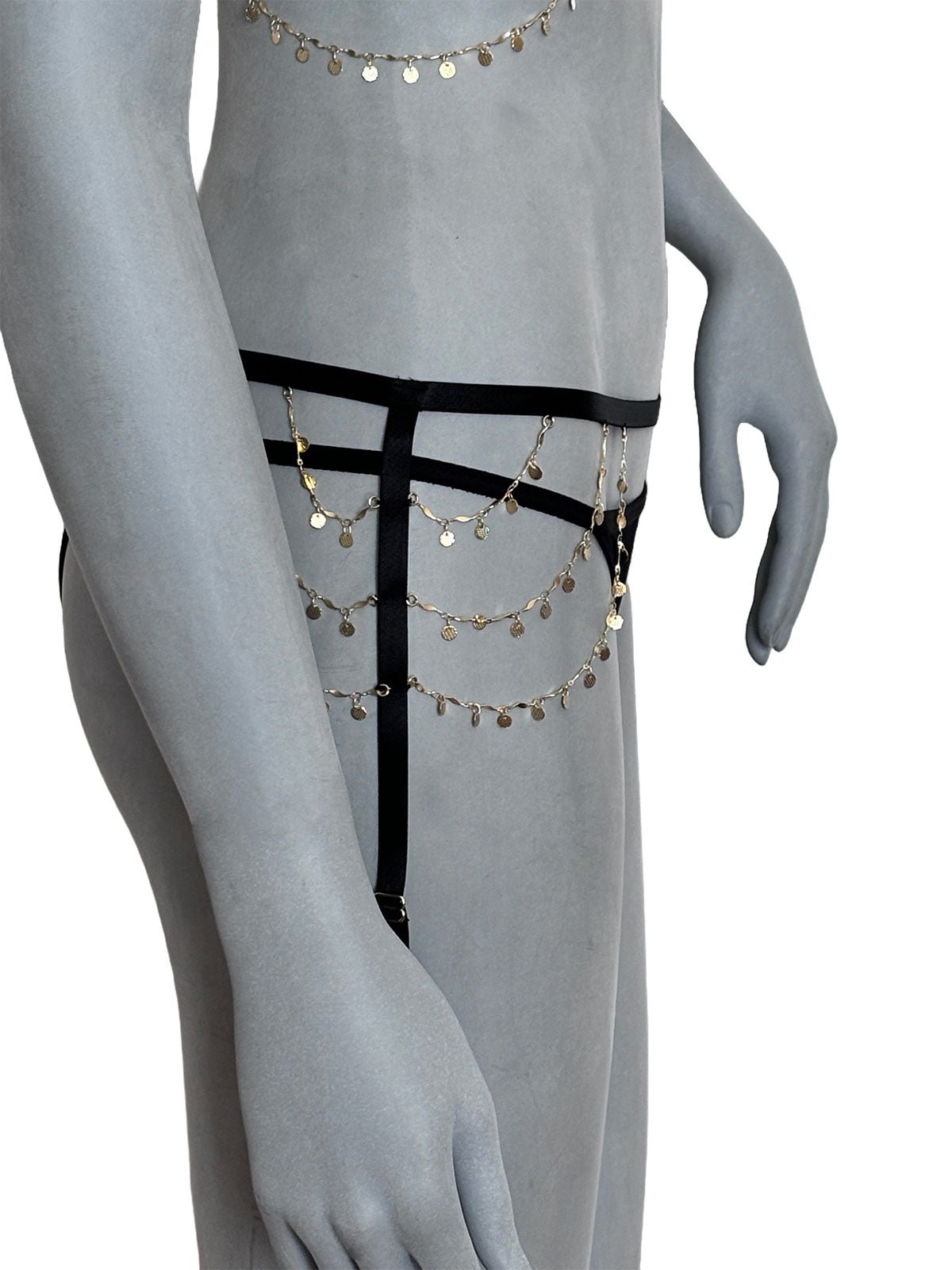 Cinta-liga Margot preta com correntes douradas banhadas em ouro 18k e pingentes em ouro, tiras elásticas pretas ajustáveis, detalhe lateral em manequim, lingerie artesanal com acabamento em ouro Cisô Atelier