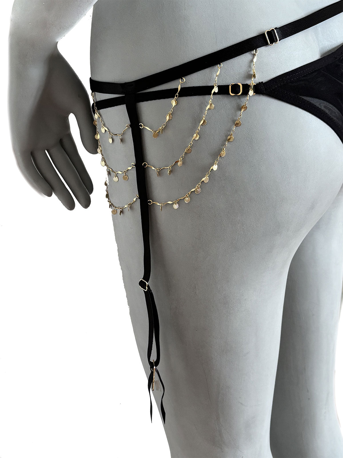 Cinta-liga Margot preta com três correntes douradas e pingentes banhadas em ouro 18k, tiras elásticas pretas ajustáveis, detalhe lateral em manequim, liga lateral, lingerie artesanal com acabamento em ouro Cisô Atelier