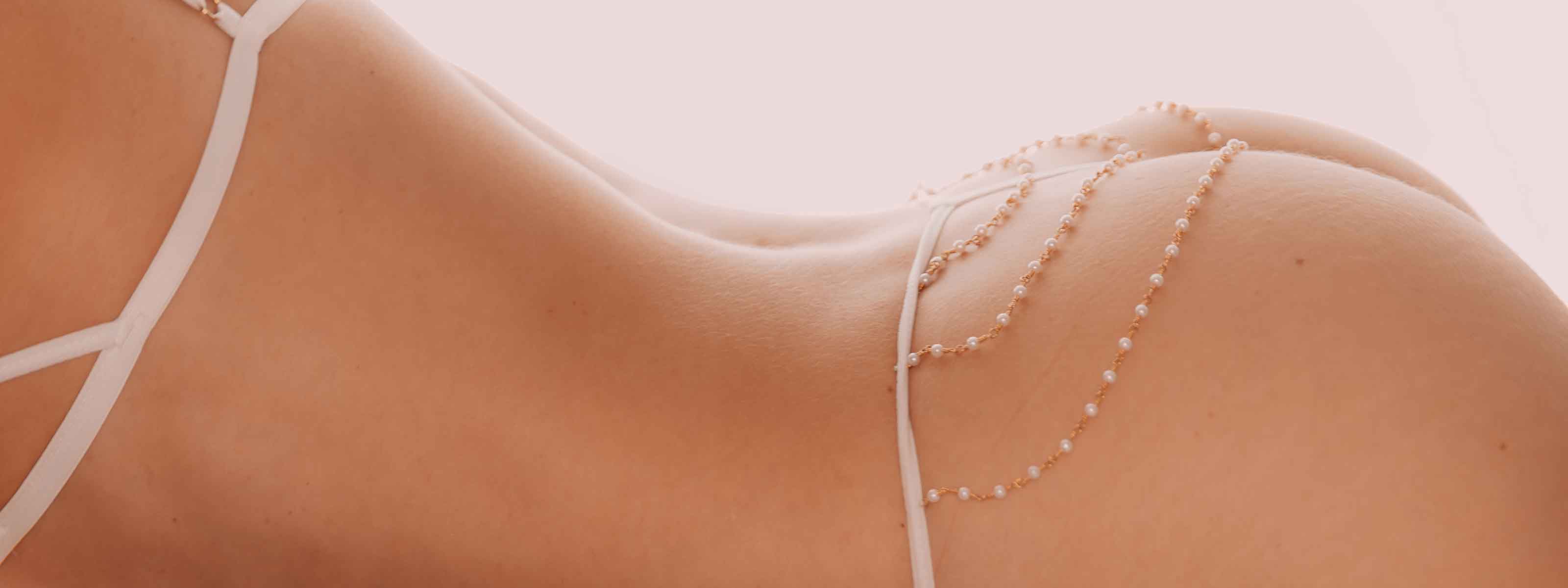 Banner desktop Cisô Atelier - lingerie Justine autoral Cisô em tule branco com pérolas delicadas, corrente banhada em ouro 18k, capturando feminilidade e sofisticação