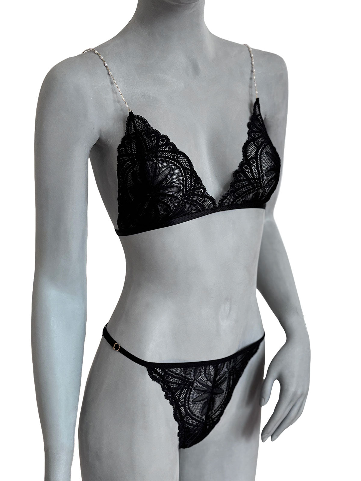 Conjunto Esther completo em renda preta com corrente de ouro, sutiã e calcinha, lingerie artesanal brasileira da Cisô Atelier