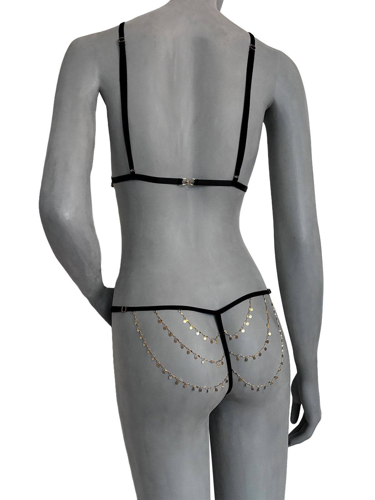 Conjunto Justine completo com sutiã e calcinha em tecido preto com correntes de ouro e moedas, gypsy, vista de costas, lingerie artesanal luxuosa da Cisô Atelier