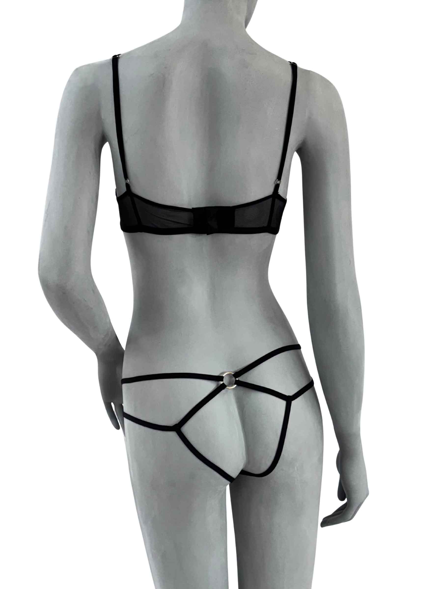 Conjunto Tracey completo em tecido preto com tiras e argola metálica, vista de costas, lingerie artesanal ousada da Cisô Atelier