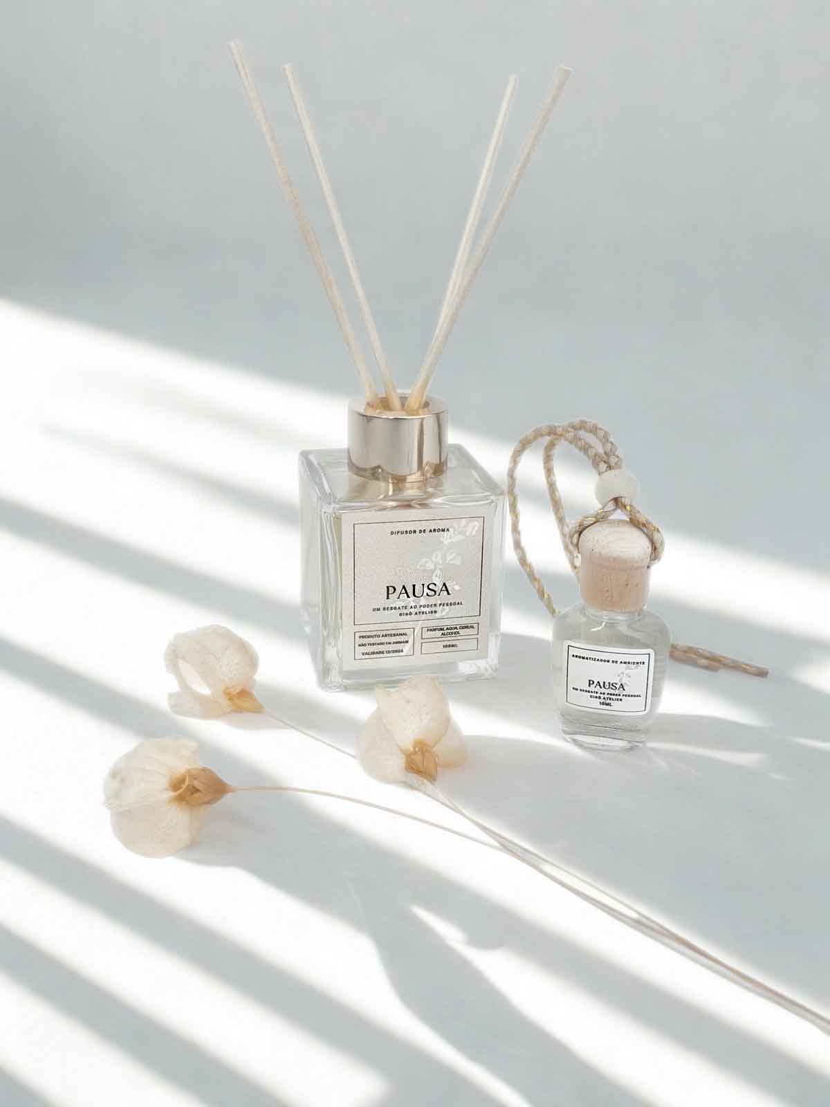 Difusor de ambientes Pausa 100ml e aromatizador 10ml da Cisô Atelier em frascos de vidro e flor seca com fundo neutro