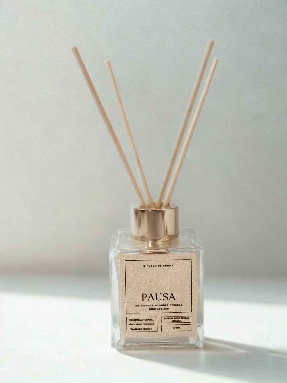 Difusor de ambientes Pausa 100ml da Cisô Atelier em frasco de vidro quadrado com varetas ajustáveis