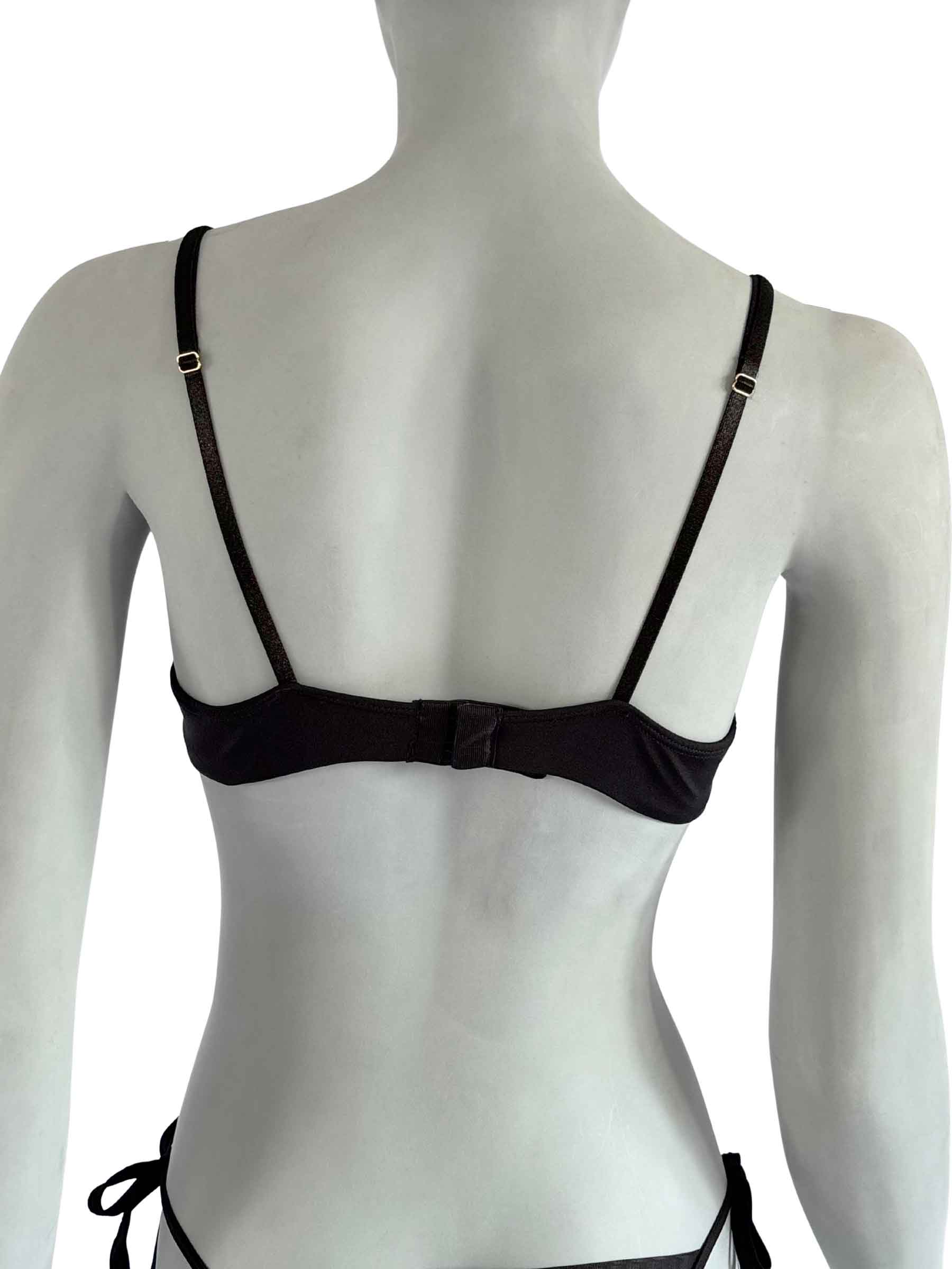 Sutiã Bruna preto sem bojo, com aro duplo, com alças reguláveis em elástico fino e fecho forrado traseiro, vista costas em manequim branco fundo neutro, lingerie design autoral confortável e artesanal, Cisô Atelier