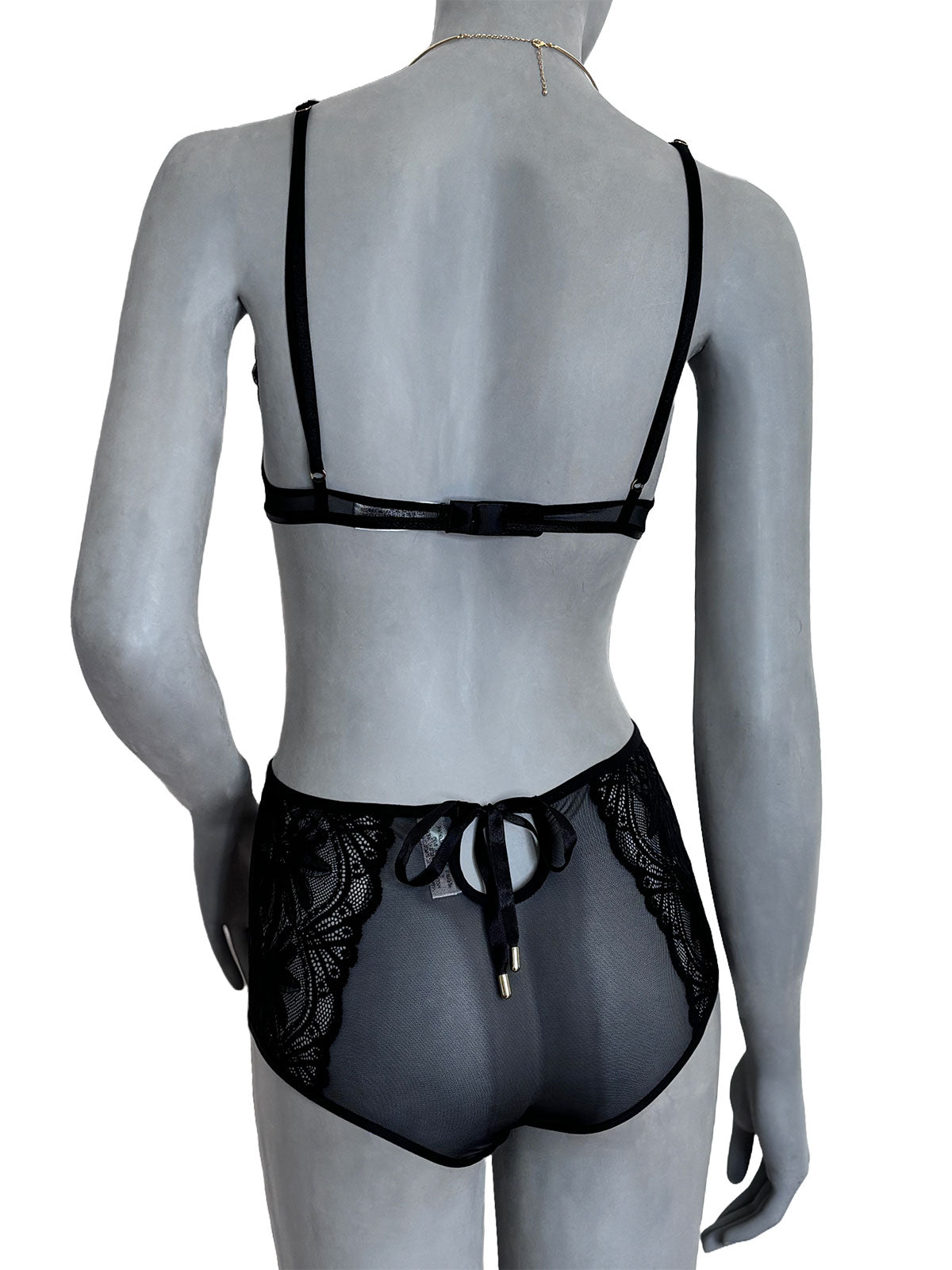 Sutiã Elissa preto com renda floral em tule transparente, decote triangular profundo, faixa em tule preto, vista costas, simples, com fecho forrado em 3 regulagens, em manequim fundo neutro, lingerie sem bojo confortável design autoral Cisô Atelier