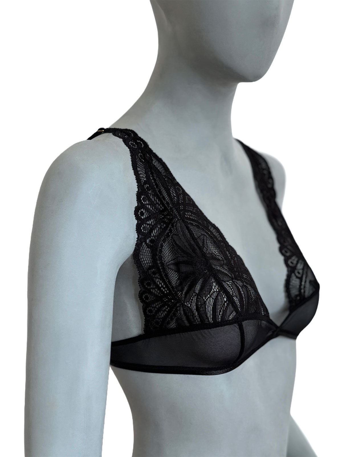 Sutiã Elissa preto com renda floral em tule transparente, decote triangular profundo, faixa em tule preto, vista lateral em manequim fundo neutro, lingerie sem bojo confortável design autoral Cisô Atelier