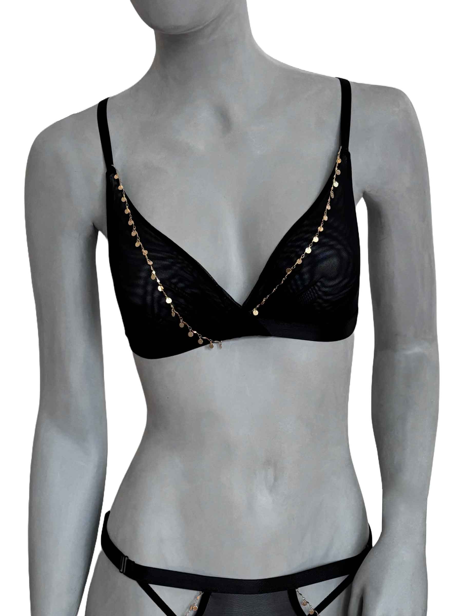 Sutiã Emma preto em tule transparente com corrente banhada em ouro 18k e pingentes dourados no decote princesa, alças finas ajustáveis, manequim com vista frontal e fundo neutro, lingerie sem bojo design autoral Cisô Atelier