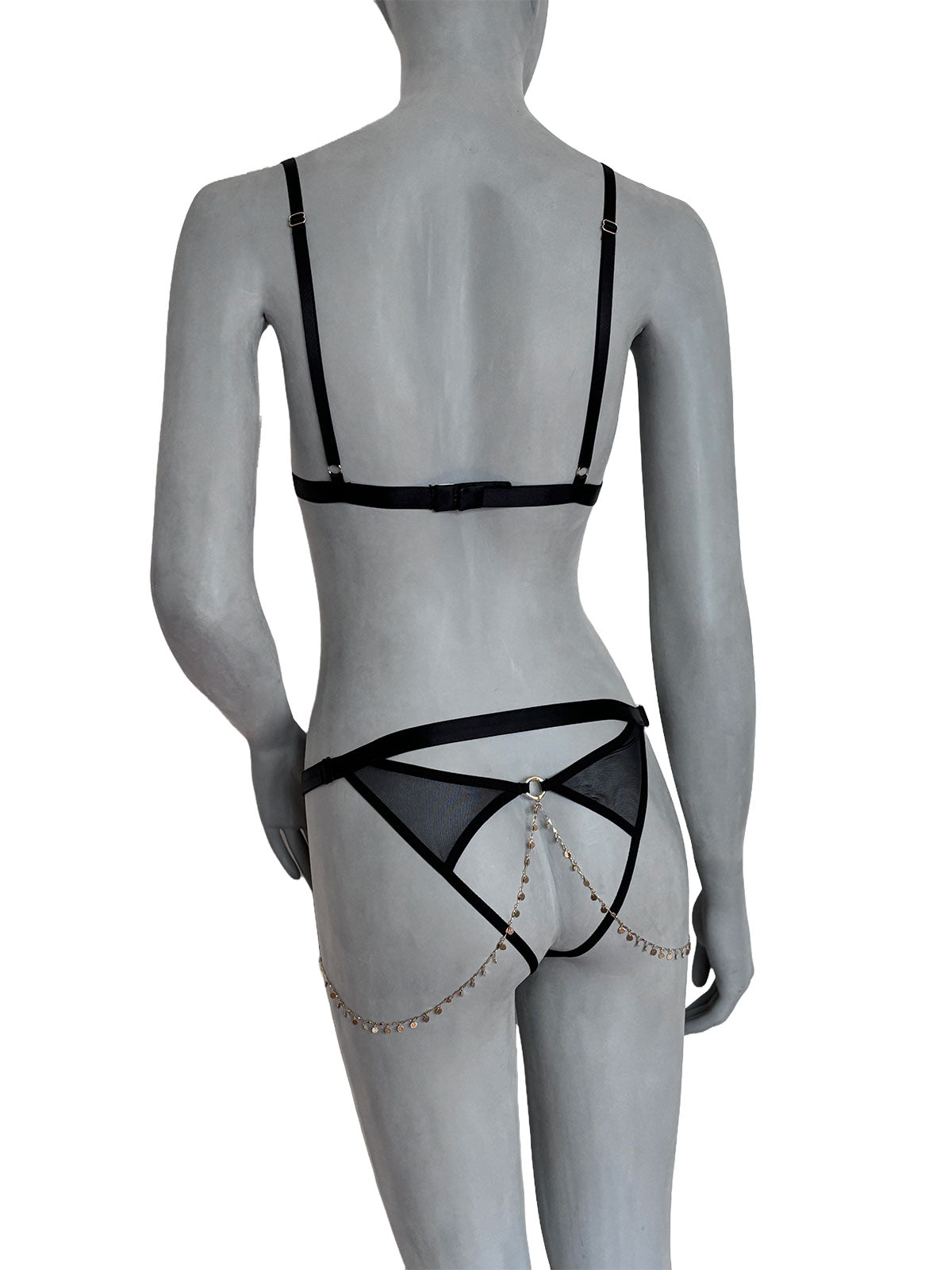 Sutiã Emma preto em tule transparente com alças finas ajustáveis e fecho traseiro forrado, vista de costas no manequim fundo neutro, look completo com calcinha Emma, lingerie confortável design autoral Cisô Atelier