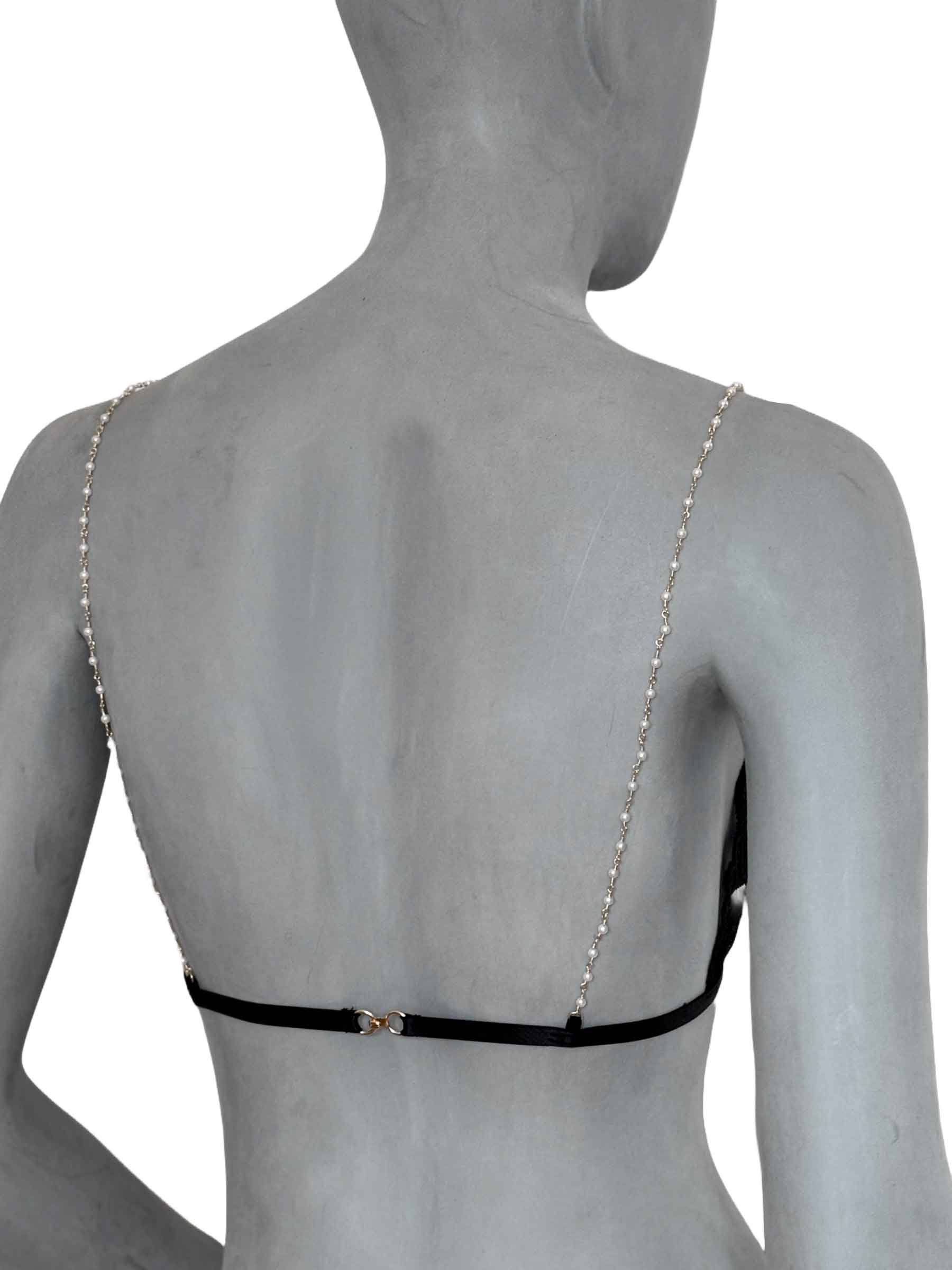 Sutiã Esther preto com alças em correntes de pérolas banhadas em ouro 18k descendo pelas costas, fecho traseiro em elástico preto, vista costas completa em manequim fundo neutro, lingerie artesanal design autoral Cisô Atelier